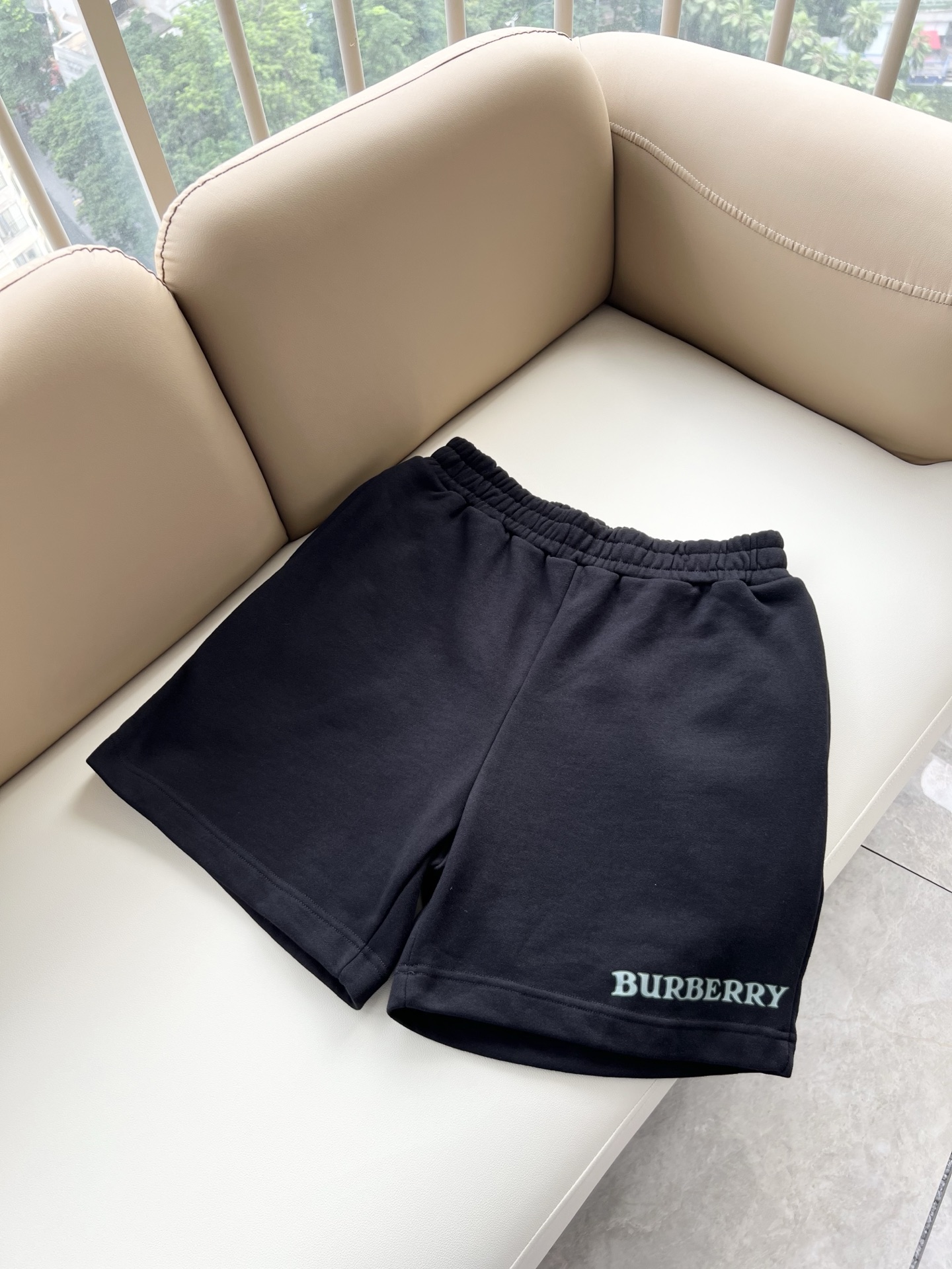NO:936169,BURBER*Y 2026 spring and summer new casual and versatile casual shorts for men and women!  Trading company channels are rare and available on the official website simultaneously!  Logo pattern printing design on trouser legs!  This T-shirt is made of imported pure cotton materials supplied by customers. The materials used by B's family are still impeccable. It is very suitable for wearing in summer. It is skin-friendly and breathable, giving you the most comfortable wearing experience!  Very textured and breathable, with a basic loose fit, perfect for everyday casual wear, don’t rush to get it!  Size M-4XL,,burberry,shorts,tees,t-shirt,19860909BURBER*Y巴*莉 2026春夏新款休闲百搭男女同款休闲短裤！贸易公司渠道稀出,同步官网发售！裤腿标识logo图案印花设计！此款T恤衫甄选客供进口纯棉材质制作而成,B家的用料上依然是无法挑剔的,非常适合夏日里穿着,亲肤透气、给你最极致舒爽的穿着体验！ 非常有质感透气,基础宽松版型裁剪,日常休闲着穿的完美之选,还不赶紧入手！尺码M-4XL,,burberry,shorts,tees，t-shirt,,Men's clothing
