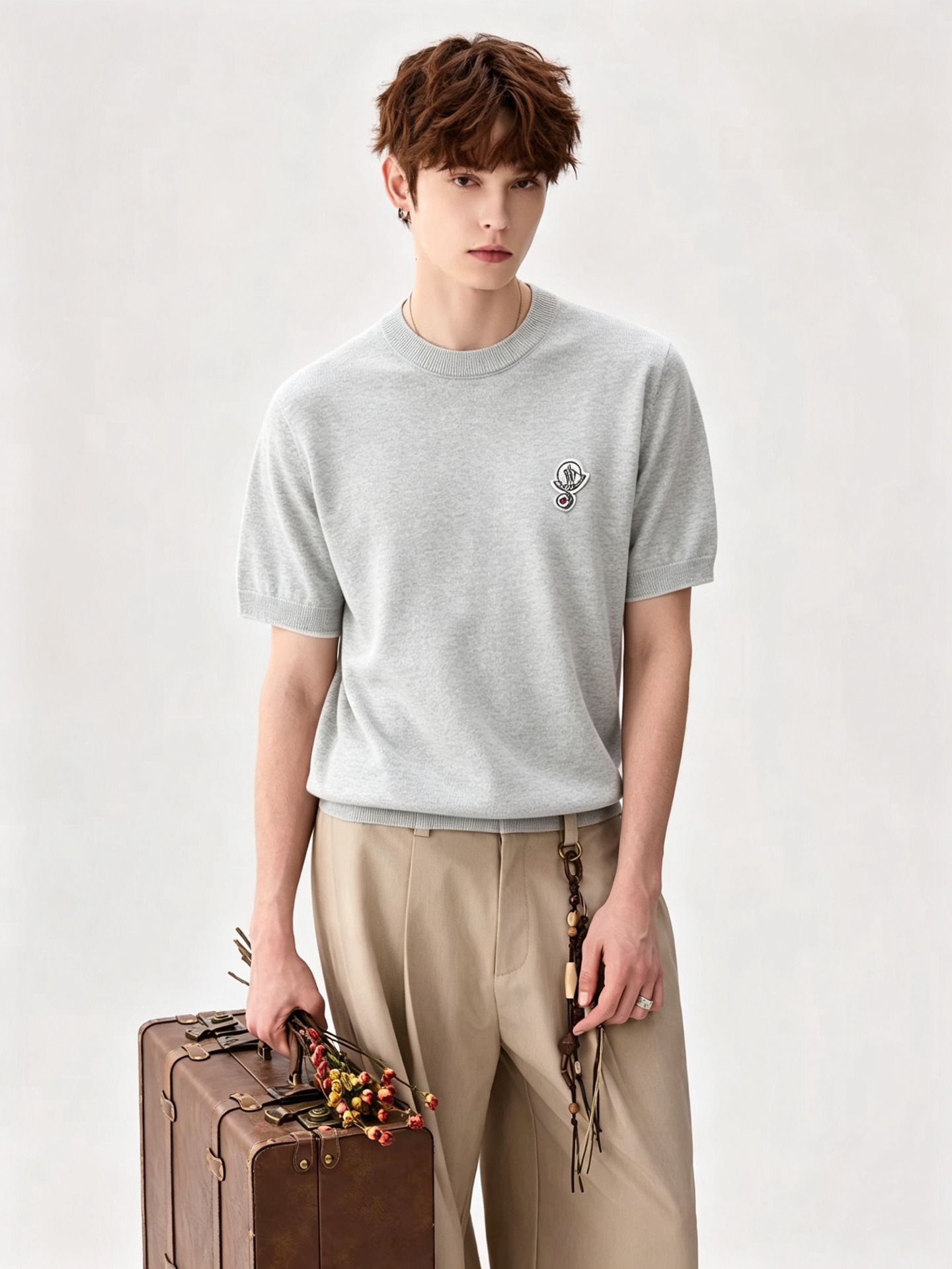 NO:936153,Moncler's latest trade order knitted short-sleeved T-shirt for spring and summer 2026, all in good condition!  !  Internet celebrity model!  The craftsmanship features a chest badge design!  The upper body is comfortable and breathable, not stiff, the whole body has a rich three-dimensional sense, quality export order, logo pattern badge design on the chest!  Customized tailoring of knitted fabrics meets the simple needs of commuters. The upper body effect is very good, slimming, and not picky about the figure. The workmanship of the fabrics... is impeccable. Only good craftsmanship and good fabrics can make you wear a good taste. It is a must-have item for everyone!  Size M-4XL,,T-shirt,tees,t-shirt,19860909Moncler蒙家 2026春夏最新的贸易订单针织短袖T恤,全品相！！网红款！工艺采用胸前徽章设计！上身舒适透气,不僵硬,整体有着丰富的立体感,品质出口订单,胸前logo图案徽章设计！定制针织面料剪裁,满足通勤人们对于着装的简约需求,上身效果很好,显瘦,不挑剔身材.面料做工....无可挑剔,好工艺好面料才能穿出好品味一款,人手必备单品！尺码M-4XL,,T-shirt,tees，t-shirt,,Men's clothing