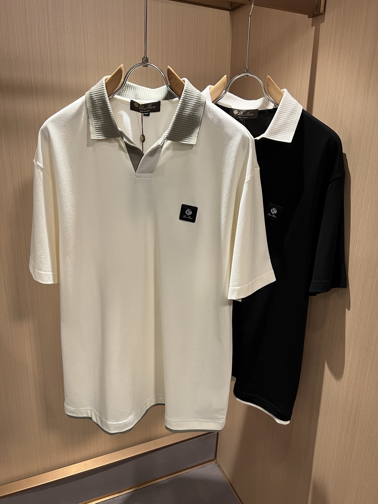 NO:936119,Loro Piana 2026 spring and summer men's latest trade order short-sleeved Polo shirt, in full condition!  !  Customized pique cotton fabric!  The upper body is comfortable and breathable, not stiff, and the overall body has a rich three-dimensional sense. Quality export order, hardware logo pattern badge design on the chest!  Customized exclusive pique cotton fabric tailoring to meet the simple needs of commuters. The upper body effect is very good, slimming, and not picky about the figure. The workmanship of the fabric... is impeccable. Only good craftsmanship and good fabrics can make you wear a good taste. It is a must-have item for everyone!  Size M-4XL,,loro piana,T-shirt,19860909Loro Piana诺悠翩雅 2026春夏男士最新的贸易订单短袖Polo衫,全品相！！定制珠地纯棉面料！上身舒适透气,不僵硬,整体有着丰富的立体感,品质出口订单,胸前五金logo图案徽章设计！定制专属珠地棉面料剪裁,满足通勤人们对于着装的简约需求,上身效果很好,显瘦,不挑剔身材.面料做工....无可挑剔,好工艺好面料才能穿出好品味一款,人手必备单品！尺码M-4XL,,loro piana,T-shirt,,Men's clothing