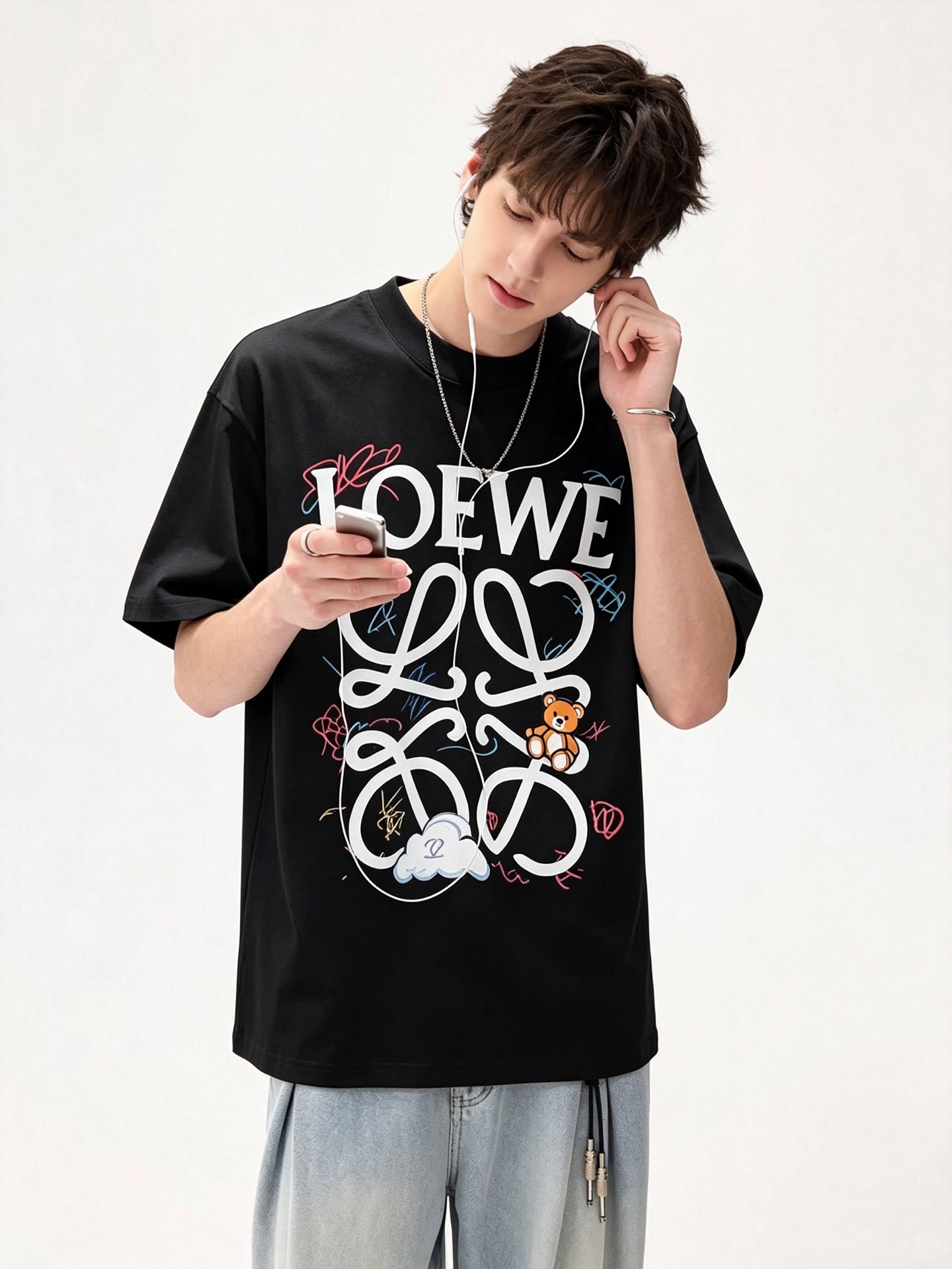 NO:936131,LOE*WE 2026 spring and summer new short-sleeved T-shirt for men and women, original Italian order channel, highly personalized and high-end style, logo pattern printing technology design!  Pure cotton short-sleeved T-shirt for couples!  !  The latest popular fashion product has arrived. It is a simple and high-end fashion item. It is a fashion product with very high-end charm and is a must-have item for fashion trends!  Italian original factory channel, special supply level order, released simultaneously by Hong Kong, Macao and Taiwan buyer stores. This model is also the latest popular product of Loewe family this year, and it is also the most classic product. Its specifications and quality are beyond doubt!  !  The selection is extremely diverse. It goes without saying that this style has that fresh and natural feeling, which highlights the brand's charm and high-end sense. The texture of this style is very good, and the weight and color that can be felt by hand are even better on the skin. It is a full wearing enjoyment!  !  Size: M-4XL,,loewe,loewe,T-shirt,tees,t-shirt,19860909LOE*WE罗*威 2026春夏新款男女同款短袖T恤,意大利原厂订单渠道,极具个性高级风,标志logo图案印花工艺设计！情侣款纯棉短袖T恤！！最新时尚潮流人气产物驾到,又是一款简约高级的时尚单品,穿搭魅力十分高级不俗的时尚产物 ,时尚潮流必备单品！意大利原厂渠道,特供级别订单,同步港澳台买手店发布,此款也是罗意威家今年的最新人气产物,也是最经典的产物,其规格跟档次更是毋庸置疑！！ 选择极具多样化,言而喻此款自然具备那种清新自然的感觉,彰显品牌魅力与高级感,此款的质感十分的到位,用手可以感知的重磅跟出彩亲肤程度更是上佳,十足的穿着享受！！尺码: M-4XL,,loewe,loewe,T-shirt,tees，t-shirt,,Men's clothing