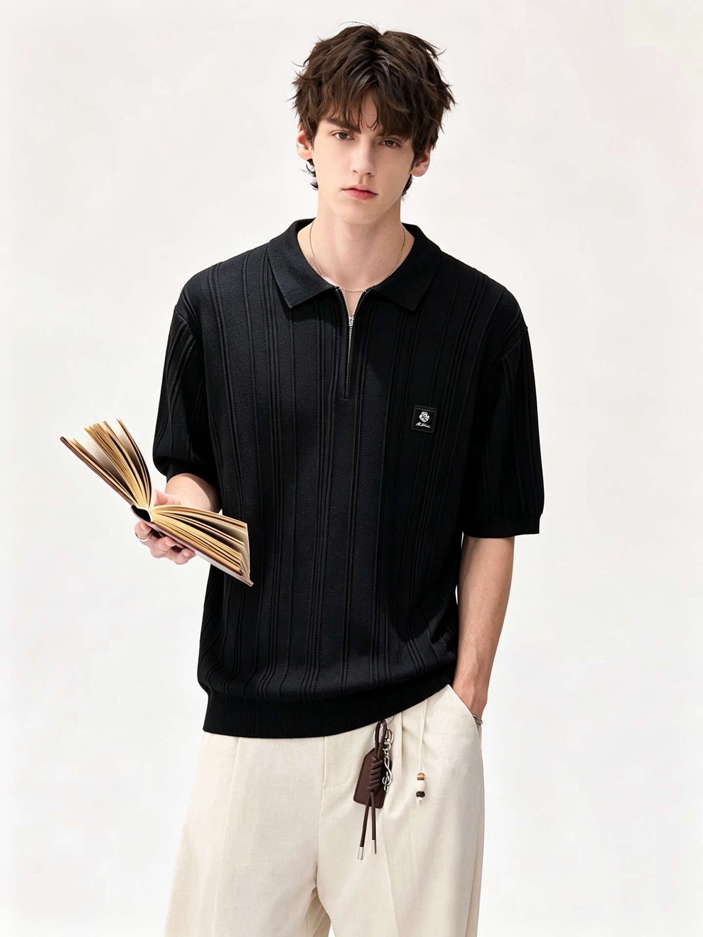 NO:936122,Loro Piana 2026 spring and summer men's latest trade order lapel knitted short-sleeved T-shirt, all in good condition!  !  The upper body is comfortable and breathable, not stiff, and the overall body has a rich three-dimensional sense. Quality export order, hardware logo pattern design on the chest!  The tailoring of exclusive knitted fabrics meets the simple needs of commuters. The upper body effect is very good, slimming, and not picky about the figure. The workmanship of the fabric... is impeccable. Only good craftsmanship and good fabrics can make you wear a good taste. It is a must-have item for everyone!  Size M-4XL,,loro piana,T-shirt,tees,t-shirt,19860909Loro Piana诺悠翩雅 2026春夏男士最新的贸易订单翻领针织短袖T恤,全品相！！上身舒适透气,不僵硬,整体有着丰富的立体感,品质出口订单,胸前五金logo图案设计！定制专属针织面料剪裁,满足通勤人们对于着装的简约需求,上身效果很好,显瘦,不挑剔身材.面料做工....无可挑剔,好工艺好面料才能穿出好品味一款,人手必备单品！尺码M-4XL,,loro piana,T-shirt,tees，t-shirt,,Men's clothing