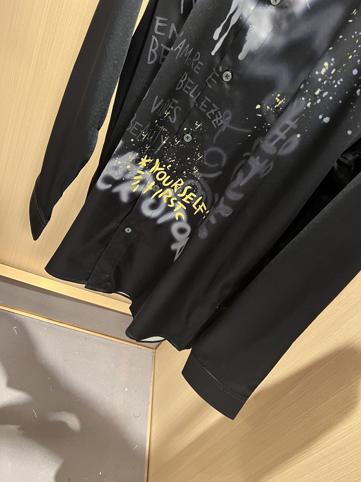 Dolce&Gabba*a 杜嘉*纳2026春夏新款男女同款👫衬衣，专柜同步发售！定制专属丝绸棉面料，胸前字母logo图