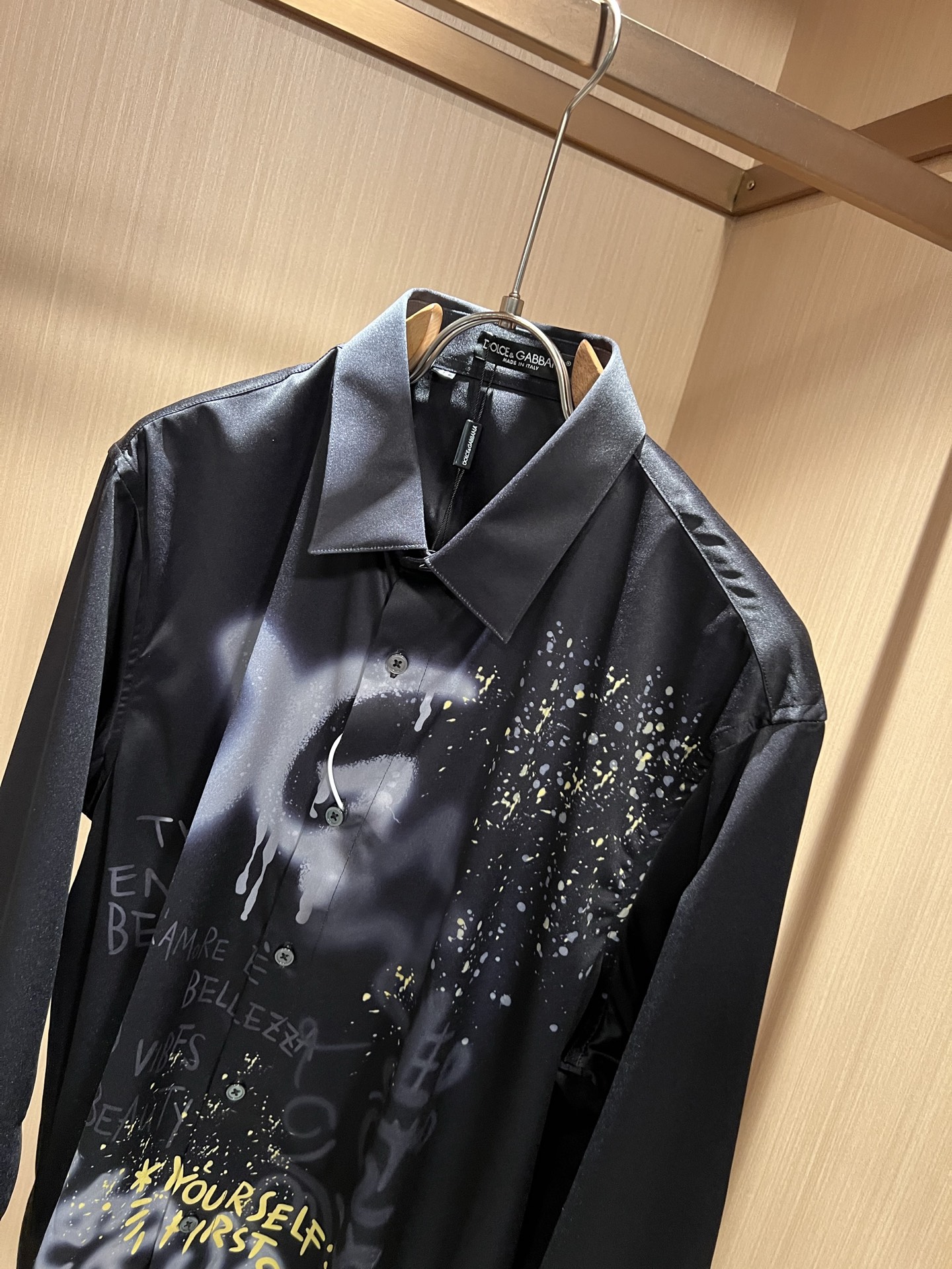 Dolce&Gabba*a 杜嘉*纳2026春夏新款男女同款👫衬衣，专柜同步发售！定制专属丝绸棉面料，胸前字母logo图