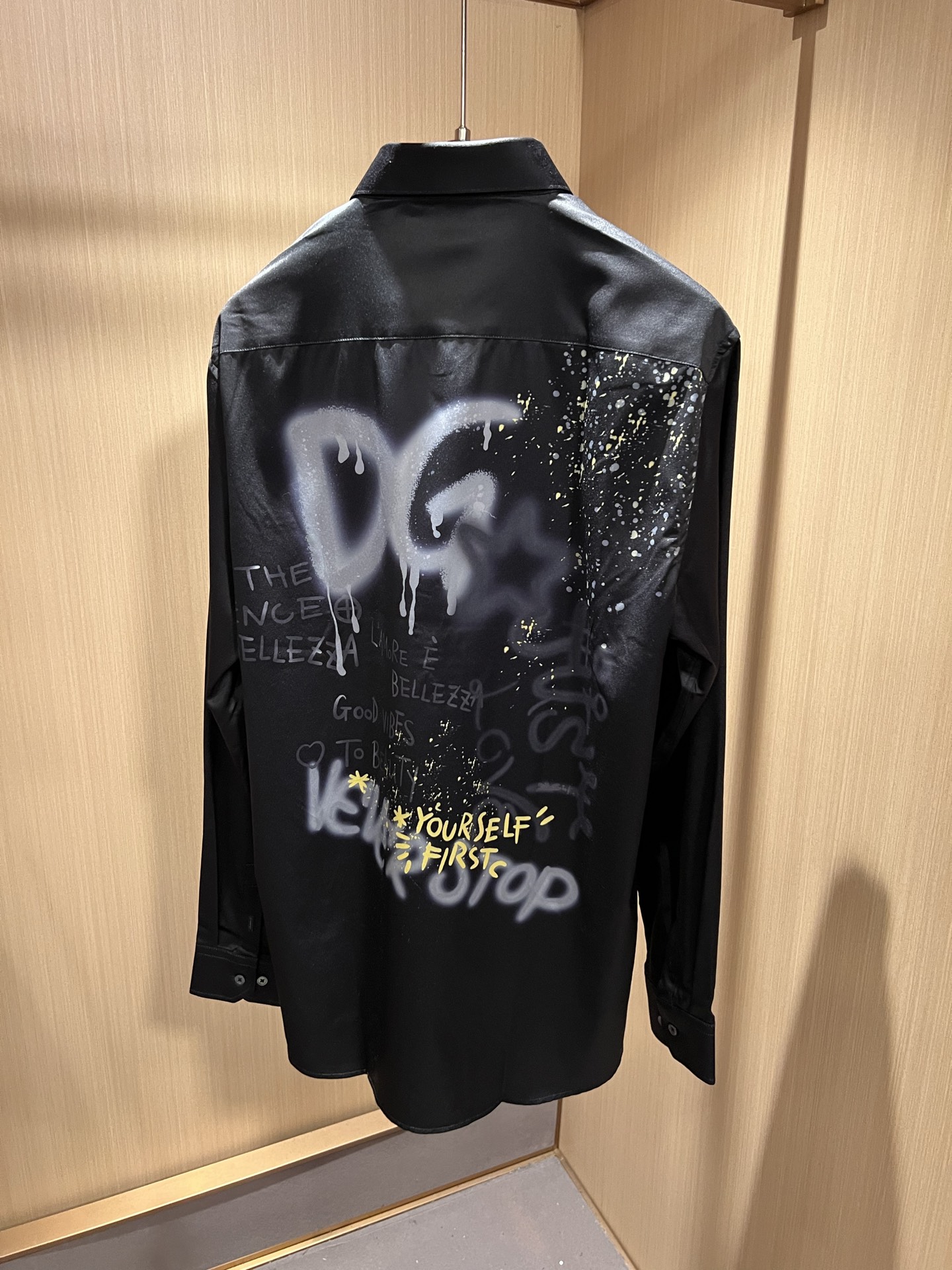 Dolce&Gabba*a 杜嘉*纳2026春夏新款男女同款👫衬衣，专柜同步发售！定制专属丝绸棉面料，胸前字母logo图