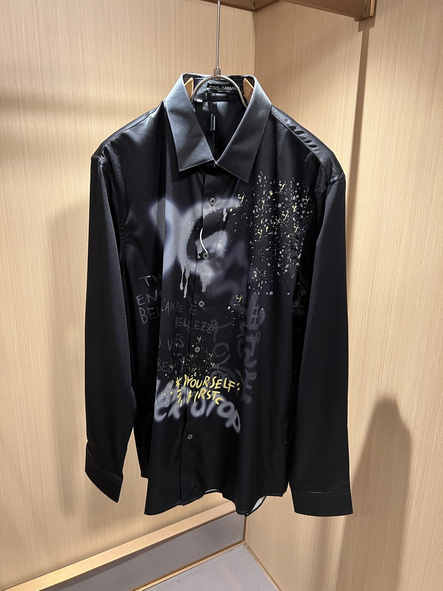 Dolce&Gabba*a 杜嘉*纳2026春夏新款男女同款👫衬衣，专柜同步发售！定制专属丝绸棉面料，胸前字母logo图