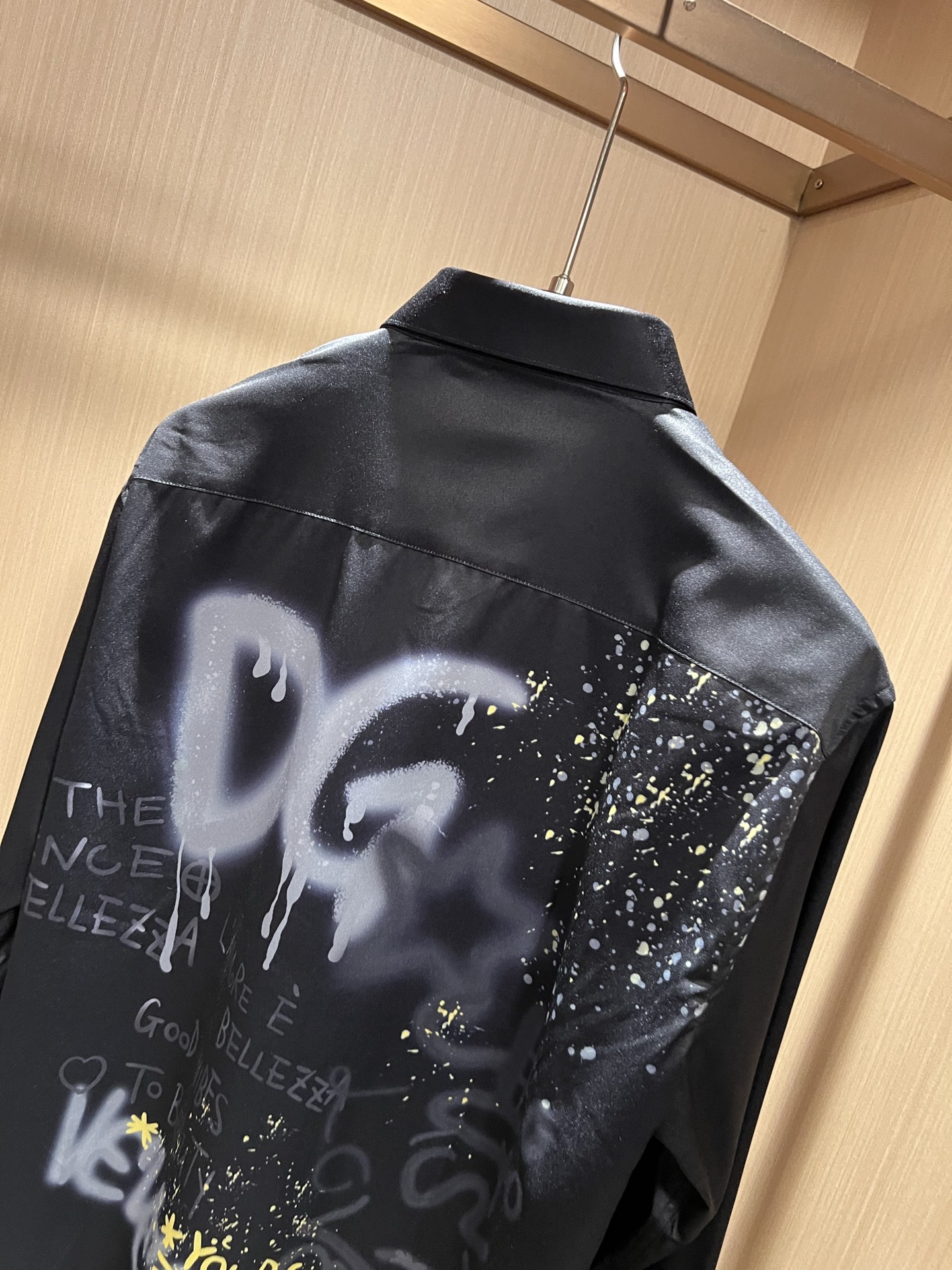 Dolce&Gabba*a 杜嘉*纳2026春夏新款男女同款👫衬衣，专柜同步发售！定制专属丝绸棉面料，胸前字母logo图