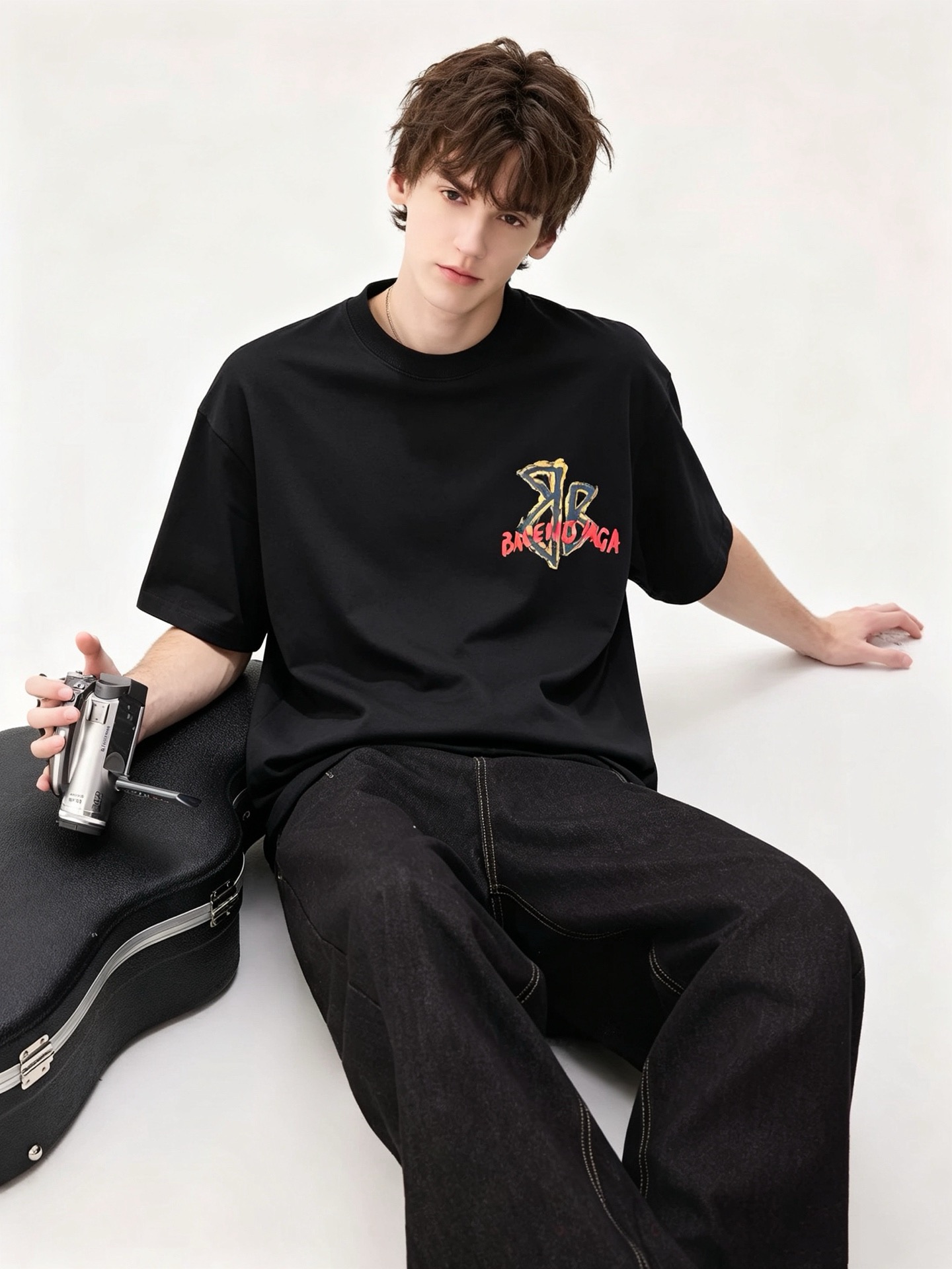 NO:946696,BALENCI*GA Paris* 2026 spring and summer new short-sleeved T-shirt for men and women!  Fashionable casual short-sleeved T-shirt with catwalk pattern print!  Design logo laminated design!  It is highly designed and selected from 260g pure cotton fabrics supplied by customers. It feels soft and skin-friendly, comfortable and breathable. The real thing will definitely make you fall in love with it!  The round neck cut with loose shoulders and dropped shoulders, non-sexist style for couples to wear together, opens up a new fashion style!  Distinguish the market version of the high-definition series!  Size S-3XL [maximum wearing capacity is 220 pounds],,balenciaga,T-shirt,tees,t-shirt,19860909BALENCI*GA巴黎*家 2026春夏新款男女同款短袖T恤！走秀图案印花时尚休闲短袖T恤衫！设计logo压胶设计！极具设计精选客供260g纯棉面料,手感柔软亲肤,着身舒适透气性都无法挑剔,实物绝对会让你爱不释手！宽松小落肩的圆领版型裁剪,无性别主义的情侣混穿款式,打开全新的时装新韵味！区别市场版本高定系列！尺码S-3XL【最大穿220斤】,,balenciaga,T-shirt,tees，t-shirt,,Men's clothing