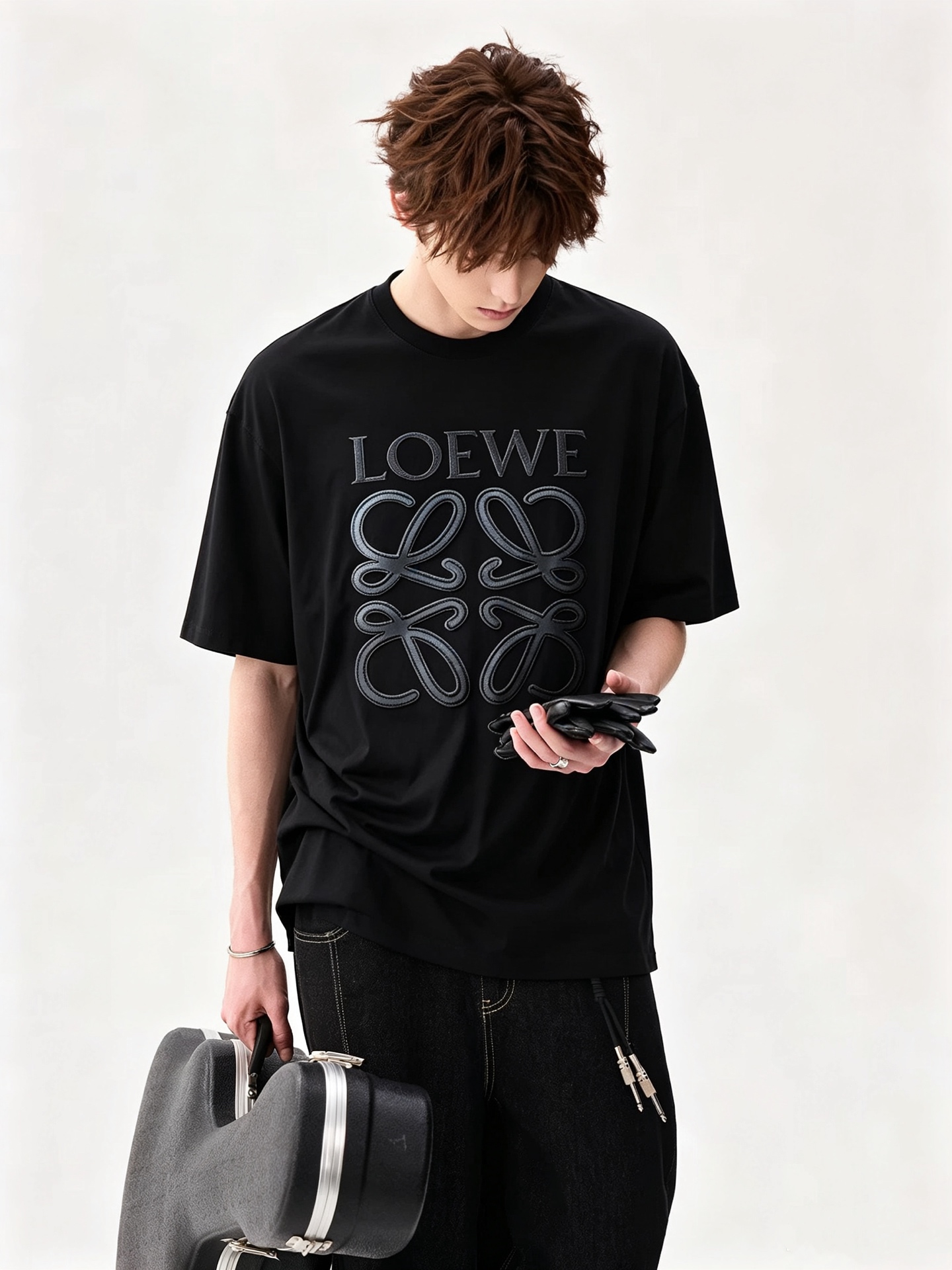 NO:946757,LOE*WE 2026 spring and summer new short-sleeved T-shirt for men and women, original Italian order channel, highly personalized and high-end style, logo pattern leather embroidery design!  Pure cotton short-sleeved T-shirt for couples!  !  The latest popular fashion product has arrived. It is a simple and high-end fashion item. It is a very high-end fashion product with great wearing charm. It is a must-have item for fashion trends!  Italian original factory channel, special supply level order, released simultaneously by Hong Kong, Macao and Taiwan buyer stores. This model is also the latest popular product of Loewe family this year, and it is also the most classic product. Its specifications and quality are beyond doubt!  !  The choices are extremely diverse. It goes without saying that this style has that fresh and natural feeling, highlighting the brand's charm and high-end sense. The texture of this style is very good, and the weight and color that can be felt by hand are even better on the skin. It is a full wearing enjoyment!  !  Size: M-3XL,,loewe,loewe,T-shirt,tees,t-shirt,19860909LOE*WE罗*威 2026春夏新款男女同款短袖T恤,意大利原厂订单渠道,极具个性高级风,标志logo图案皮革刺绣工艺设计！情侣款纯棉短袖T恤！！最新时尚潮流人气产物驾到,又是一款简约高级的时尚单品,穿搭魅力十分高级不俗的时尚产物 ,时尚潮流必备单品！意大利原厂渠道,特供级别订单,同步港澳台买手店发布,此款也是罗意威家今年的最新人气产物,也是最经典的产物,其规格跟档次更是毋庸置疑！！ 选择极具多样化,言而喻此款自然具备那种清新自然的感觉,彰显品牌魅力与高级感,此款的质感十分的到位,用手可以感知的重磅跟出彩亲肤程度更是上佳,十足的穿着享受！！尺码: M-3XL,,loewe,loewe,T-shirt,tees，t-shirt,,Men's clothing