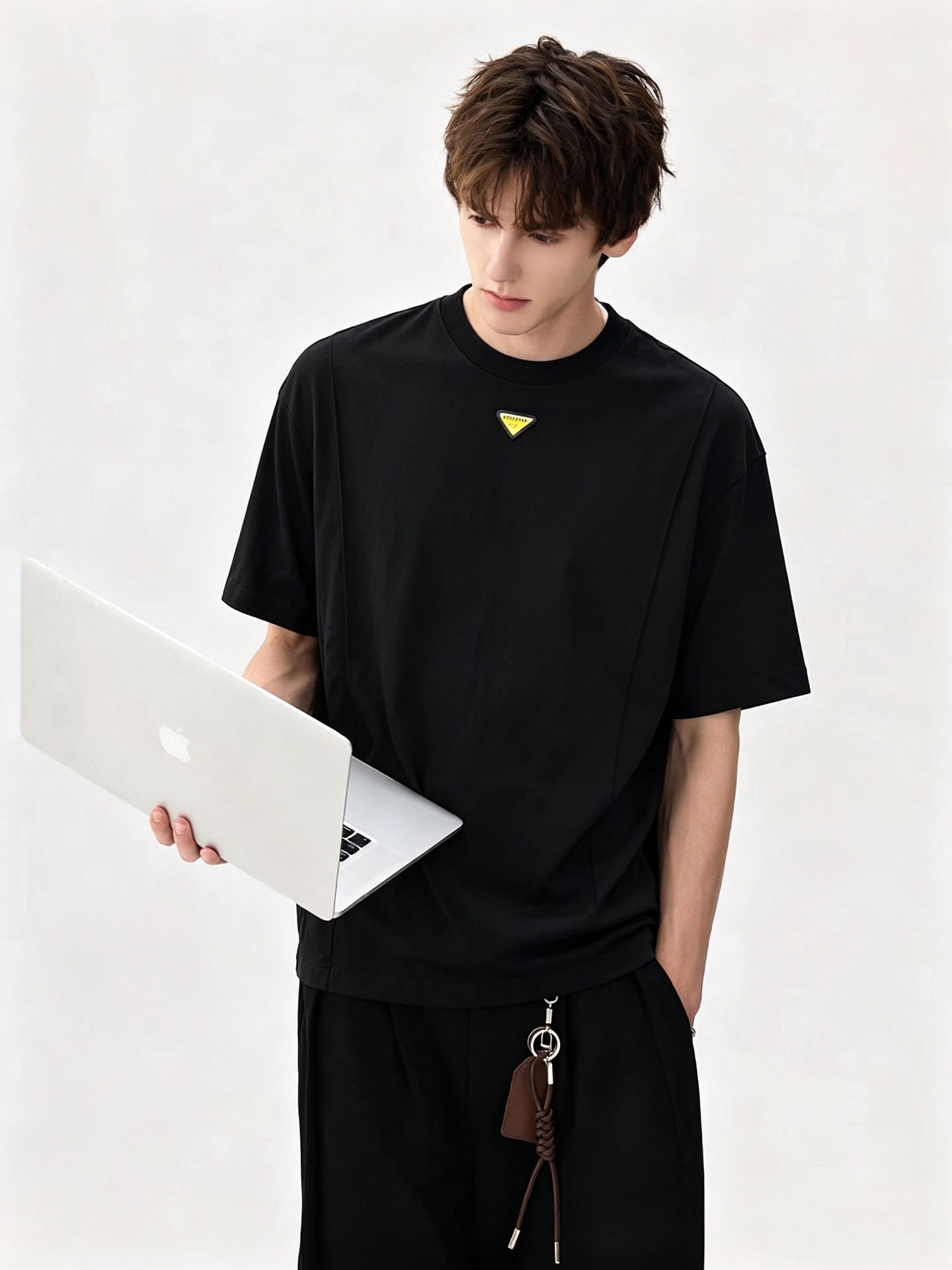 NO:946689,PRAD*A 2026 spring and summer new short-sleeved T-shirt, the latest model is exclusively available on the entire network!  !  ~It is both classic and fashionable, who doesn’t love it? It re-presents the classic, very eye-catching, with its own low-luxury aura and recognition!  Pr*da's traditional brand concept and modern advanced technology are perfectly combined. Coupled with an extremely modern and simple design, Pr*da's exclusive logo pattern badge design!  Customized 100% imported pure cotton fabric!  The texture of this model is quite impressive. You can tell the specifications and grades at your fingertips. The level of finesse and breathability are top-notch!  Size M-3XL,,prada,T-shirt,tees,t-shirt,19860909PRAD*A普*达2026春夏新款短袖T恤,最新款全网独家首上！！~既经典有时尚百搭,谁不爱啊,将经典再次展现,非常的耐看,自带低奢光环与辨识度！Pr*da传统的品牌理念和现代化的先进技术进行了完美结合.加上极其现代摩登风范的简约设计,p家专属logo图案徽章设计！定制百分百进口纯棉面料！此款的质感相当感人 触手便知规格档次 细腻程度与透气效果堪称顶级！尺码M-3XL,,prada,T-shirt,tees，t-shirt,,Men's clothing