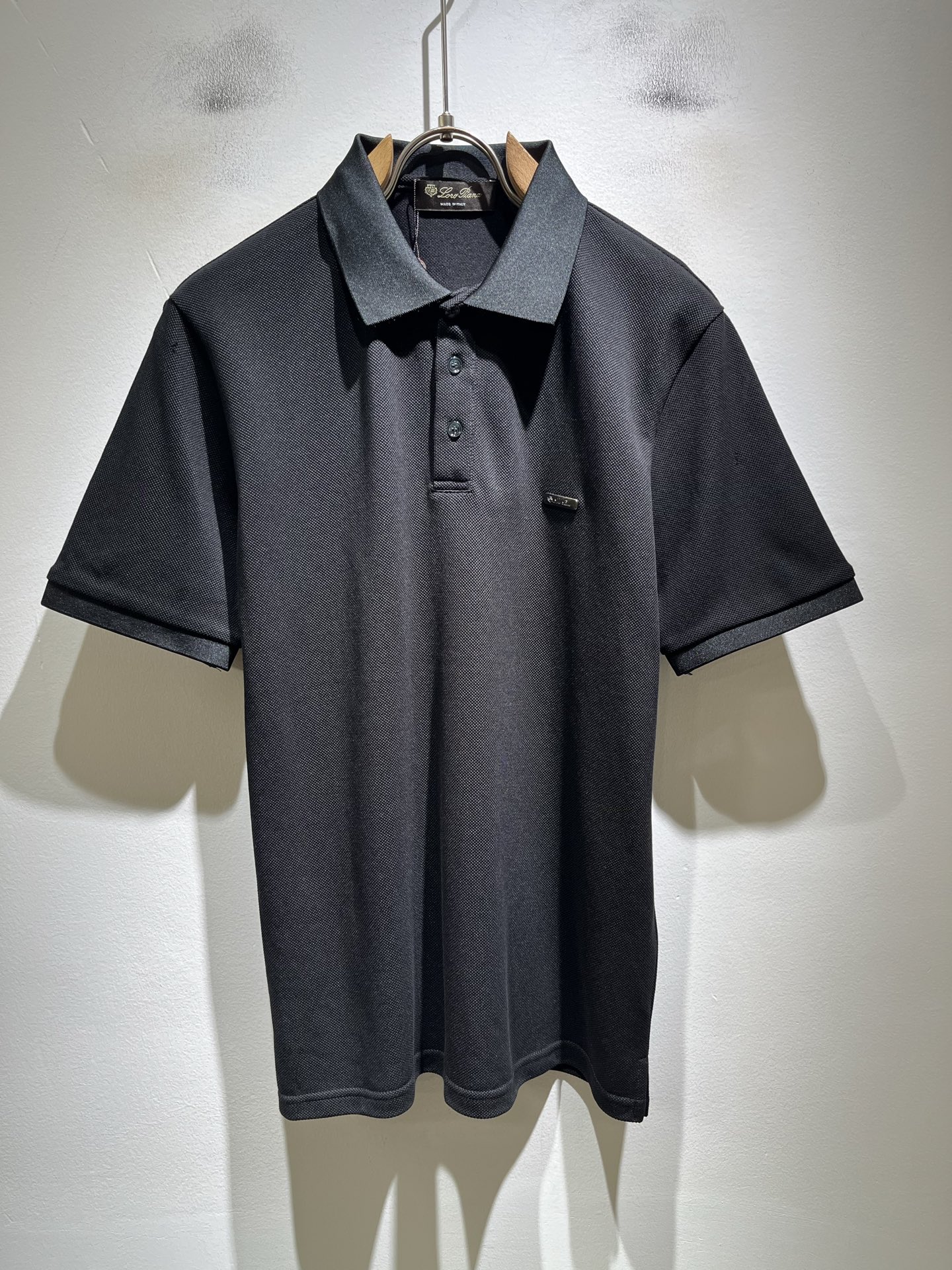 NO:953636,Loro Piana 2026 spring and summer men's latest trade order short-sleeved Polo shirt, in full condition!  !  Customized pique cotton fabric!  The upper body is comfortable and breathable, not stiff, and the overall body has a rich three-dimensional sense. Quality export order, hardware logo pattern design on the chest!  Customized exclusive pique cotton fabric tailoring to meet the simple needs of commuters. The upper body effect is very good, slimming, and not picky about the figure. The workmanship of the fabric... is impeccable. Only good craftsmanship and good fabrics can make you wear a good taste. It is a must-have item for everyone!  Size M-3XL,,loro piana,T-shirt,19860909Loro Piana诺悠翩雅 2026春夏男士最新的贸易订单短袖Polo衫,全品相！！定制珠地纯棉面料！上身舒适透气,不僵硬,整体有着丰富的立体感,品质出口订单,胸前五金logo图案设计！定制专属珠地棉面料剪裁,满足通勤人们对于着装的简约需求,上身效果很好,显瘦,不挑剔身材.面料做工....无可挑剔,好工艺好面料才能穿出好品味一款,人手必备单品！尺码M-3XL,,loro piana,T-shirt,,Men's clothing