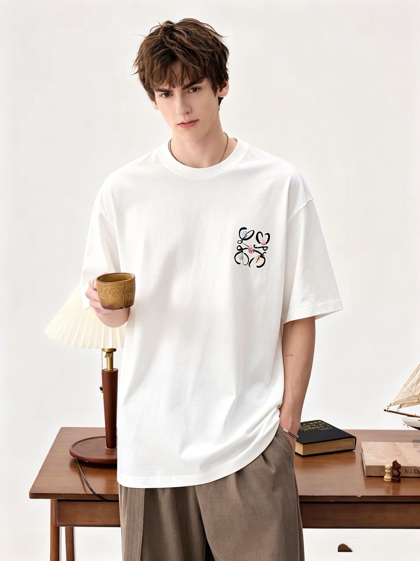 NO:946795,LOE*WE 2026 spring and summer new short-sleeved T-shirt for men and women, original order channel from Italy, highly personalized and high-end style, logo and pattern laminated technology design!  Pure cotton short-sleeved T-shirt for couples!  !  The latest popular fashion product has arrived. It is a simple and high-end fashion item. It is a very high-end fashion product with great wearing charm. It is a must-have item for fashion trends!  Italian original factory channel, special supply level order, released simultaneously by Hong Kong, Macao and Taiwan buyer stores. This model is also the latest popular product of Loewe family this year, and it is also the most classic product. Its specifications and quality are beyond doubt!  !  The choices are extremely diverse. It goes without saying that this style has that fresh and natural feeling, highlighting the brand's charm and high-end sense. The texture of this style is very good, and the weight and color that can be felt by hand are even better on the skin. It is a full wearing enjoyment!  !  Size: M-3XL,,loewe,loewe,T-shirt,tees,t-shirt,19860909LOE*WE罗*威 2026春夏新款男女同款短袖T恤,意大利原厂订单渠道,极具个性高级风,标志logo图案压胶工艺设计！情侣款纯棉短袖T恤！！最新时尚潮流人气产物驾到,又是一款简约高级的时尚单品,穿搭魅力十分高级不俗的时尚产物 ,时尚潮流必备单品！意大利原厂渠道,特供级别订单,同步港澳台买手店发布,此款也是罗意威家今年的最新人气产物,也是最经典的产物,其规格跟档次更是毋庸置疑！！ 选择极具多样化,言而喻此款自然具备那种清新自然的感觉,彰显品牌魅力与高级感,此款的质感十分的到位,用手可以感知的重磅跟出彩亲肤程度更是上佳,十足的穿着享受！！尺码: M-3XL,,loewe,loewe,T-shirt,tees，t-shirt,,Men's clothing