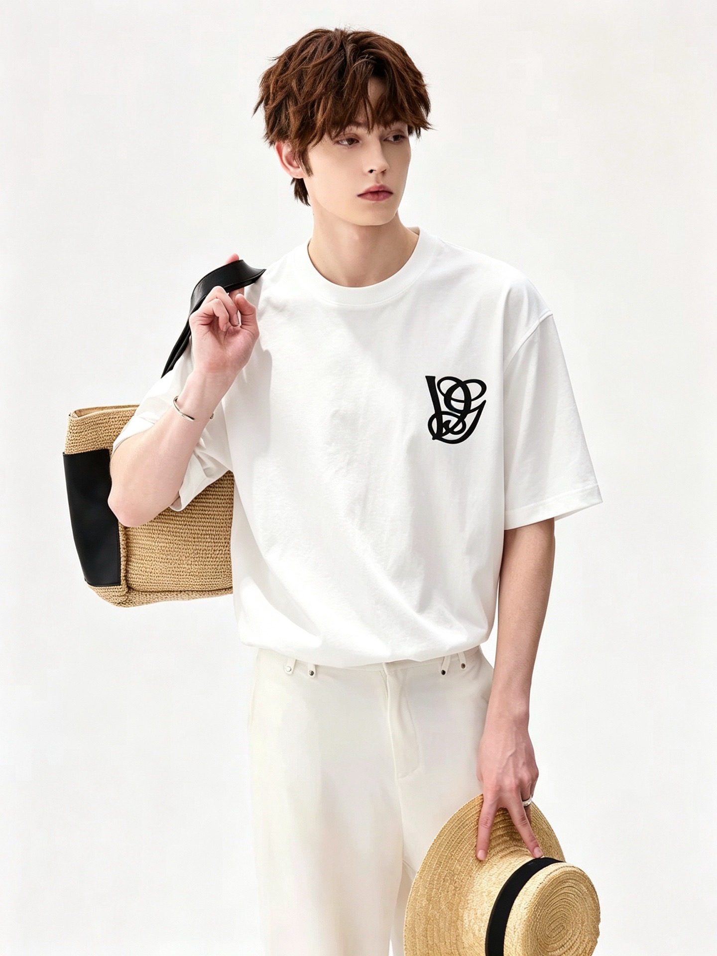 NO:946805,VALENTI*O～counter model, 2026 spring and summer new short-sleeved T-shirt, logo embossed design on the chest!  Simple, fashionable and youthful, versatile style, the upper body feels very young and elegant!  It will never go out of style. It is available at all major counters at the same time. The foreign trade products are all ordered by the trading company. The workmanship and details are very in place and very particular. Fitted tailoring. The fabric is made of 260g pure cotton!  The upper body is comfortable and breathable, and the overall body has a good sense of stiffness. It is a basic daily wear. Whether worn alone or layered, it is simple and outstanding. Casual men and women should not miss it. Sizes M-3XL, valentino, valentino, T-shirt, tees, t-shirt,19860909VALENTI*O华伦*奴～柜台款、2026春夏新款短袖T恤衫,胸前logo压胶设计！简单时尚而年轻,百搭风格,上身感很年轻优雅！永远不会过时.各大柜台同步上市,外贸全品相贸易公司订单货品,做工和细节部位非常到位,非常讲究.合体的剪裁.面料采用260g纯棉面料！上身舒适透气,整体又有很好的挺括感,日常基础穿着.不管单穿还是内搭,简简单单就很出彩,休闲男女不容错过.尺码M-3XL,,valentino,valentino,T-shirt,tees，t-shirt,,Men's clothing
