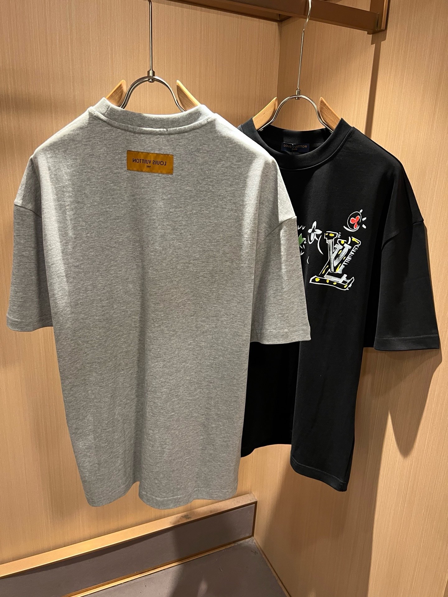 LouisVuitt*路易*登 2026春夏全新系列单品上线，非常时髦前卫的一款男女同款短袖T恤，标识logo图案压胶印