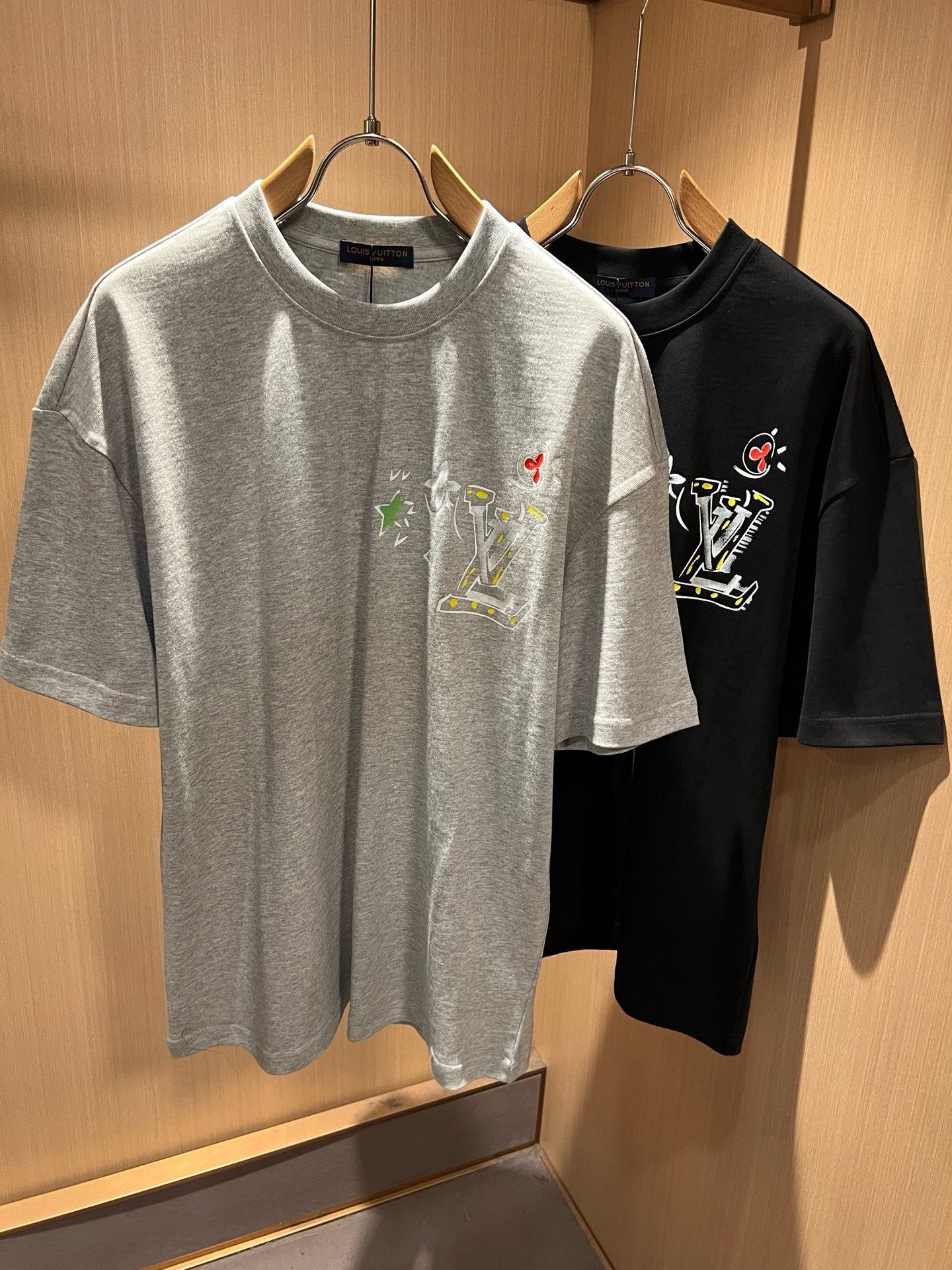LouisVuitt*路易*登 2026春夏全新系列单品上线，非常时髦前卫的一款男女同款短袖T恤，标识logo图案压胶印