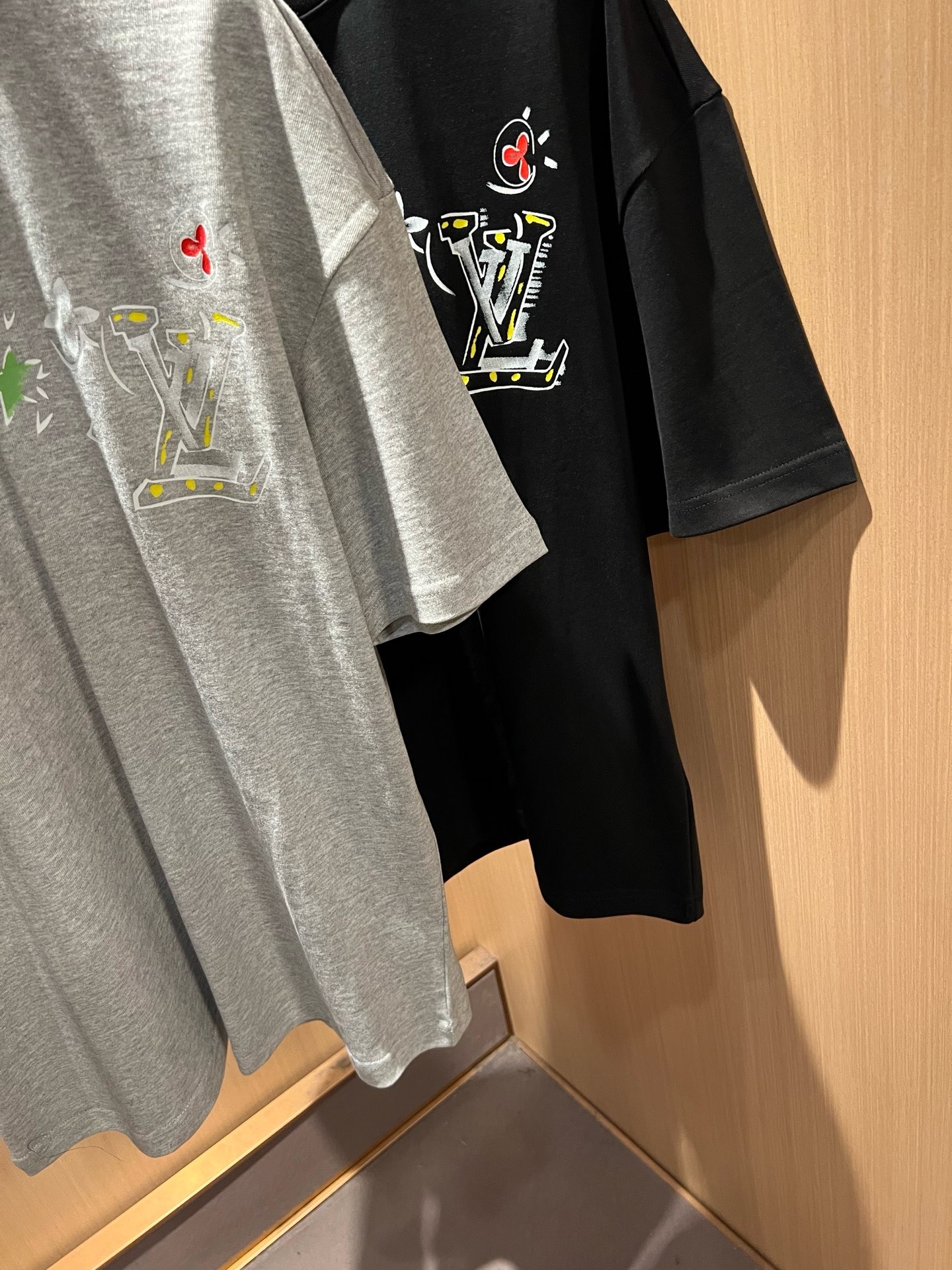 LouisVuitt*路易*登 2026春夏全新系列单品上线，非常时髦前卫的一款男女同款短袖T恤，标识logo图案压胶印