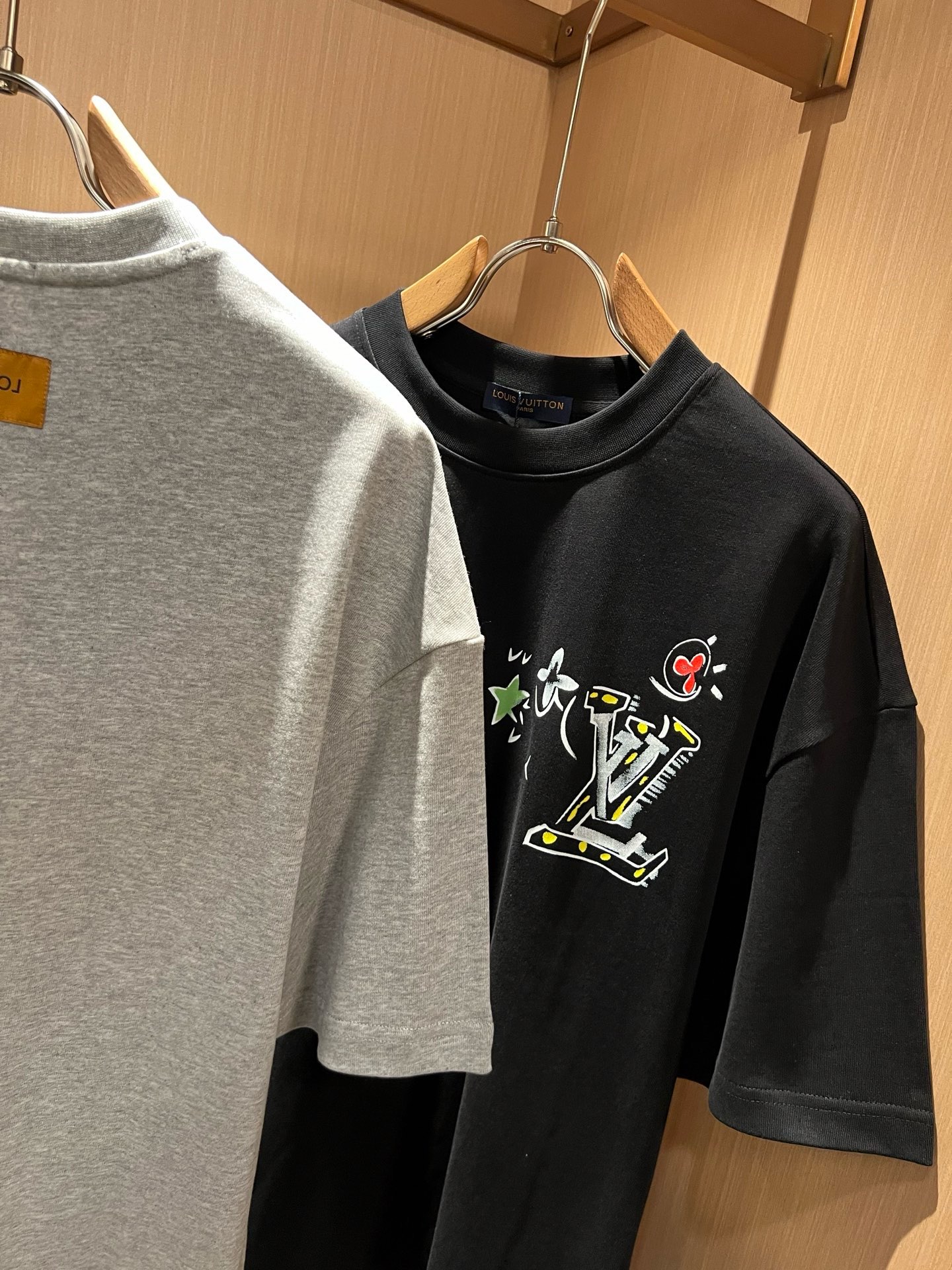 LouisVuitt*路易*登 2026春夏全新系列单品上线，非常时髦前卫的一款男女同款短袖T恤，标识logo图案压胶印