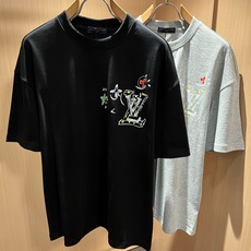 LouisVuitt*路易*登 2026春夏全新系列单品上线,非常时髦前卫的一款男女同款短袖T恤,标识logo图案压胶印 LouisVuitt*路易*登 2026春夏全新系列单品上线,非常时髦前卫的一款男女同款短袖T恤,标识logo图案压胶印