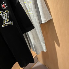 LouisVuitt*路易*登 2026春夏全新系列单品上线,非常时髦前卫的一款男女同款短袖T恤,标识logo图案压胶印 LouisVuitt*路易*登 2026春夏全新系列单品上线,非常时髦前卫的一款男女同款短袖T恤,标识logo图案压胶印