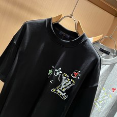 LouisVuitt*路易*登 2026春夏全新系列单品上线,非常时髦前卫的一款男女同款短袖T恤,标识logo图案压胶印 LouisVuitt*路易*登 2026春夏全新系列单品上线,非常时髦前卫的一款男女同款短袖T恤,标识logo图案压胶印