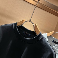 LouisVuitt*路易*登 2026春夏全新系列单品上线,非常时髦前卫的一款男女同款短袖T恤,标识logo图案压胶印 LouisVuitt*路易*登 2026春夏全新系列单品上线,非常时髦前卫的一款男女同款短袖T恤,标识logo图案压胶印
