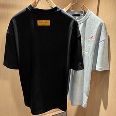 LouisVuitt*路易*登 2026春夏全新系列单品上线,非常时髦前卫的一款男女同款短袖T恤,标识logo图案压胶印 LouisVuitt*路易*登 2026春夏全新系列单品上线,非常时髦前卫的一款男女同款短袖T恤,标识logo图案压胶印