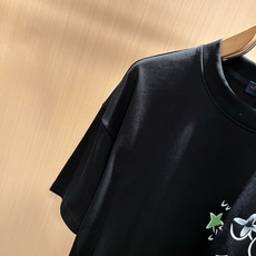 LouisVuitt*路易*登 2026春夏全新系列单品上线,非常时髦前卫的一款男女同款短袖T恤,标识logo图案压胶印 LouisVuitt*路易*登 2026春夏全新系列单品上线,非常时髦前卫的一款男女同款短袖T恤,标识logo图案压胶印