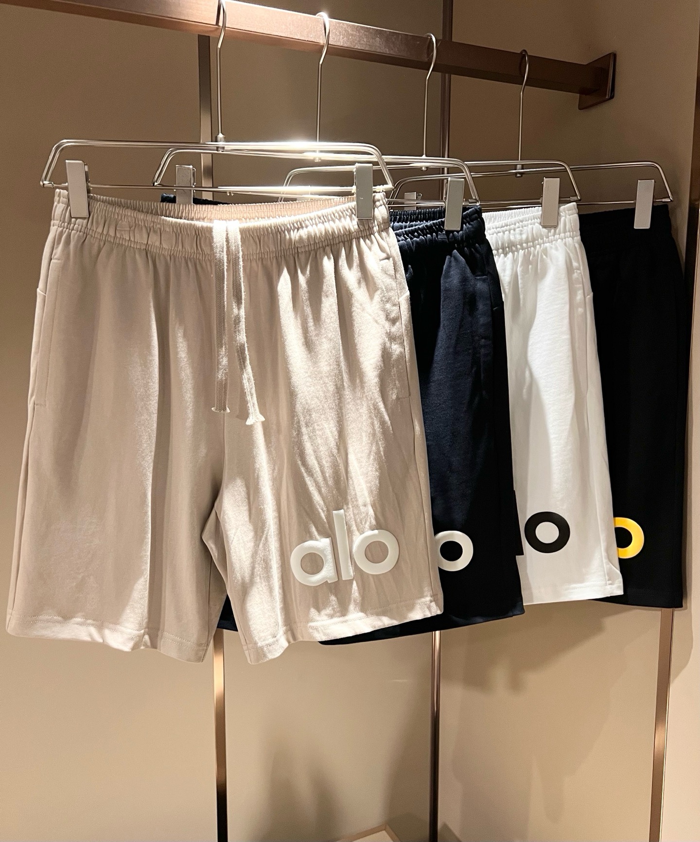 NO:946699,Alo 2026 new spring and summer men's casual shorts, a high-end quality choice...a versatile trousers that is both casual and casual. It is also an indispensable matching artifact in men's wardrobe. It is a practical and classic style!  The design style of the entire pair of casual pants is simple and fashionable, which is very consistent with the low-luxury style setting. It has excellent skin-friendly value, is easy to wear, and has a full sense of details!  Classic logo design!  This type of trousers is made of high-quality pure cotton fabric. The fabric is comfortable, soft and delicate to the touch, has a good vertical feel, looks very textured, and is full of fine and high-end charm. It has first-class and exquisite tailoring, and the routing is meticulous, smooth and neat. It is a trousers that looks good with any combination of casual and casual. If you like it, hurry up and get it, good stuff waits for no one!  Size S-2XL,,shorts,19860909Alo 2026春夏新款男士休闲短裤,高端品质之选……一款休闲裤兼备的百搭裤装,也是男士衣橱里不可缺少的搭配神器,属于实穿型的经典款式！整条休闲裤的设计风格简洁时尚,非常符合低奢的风格设定,亲肤值优越,穿着方便,细节感十足！经典标识logo图案设计！此款裤装采用优质纯棉面料打造而成,面料舒服,手感柔软细腻,有着很好的垂直感,看上去非常有质感,细品高级韵味十足.一流精湛的版型裁剪,走线细致平顺工整,休闲随意怎么搭配都好看的裤装,喜欢的赶紧入手吧,好货可不等人！尺码S-2XL,,shorts,,Men's clothing