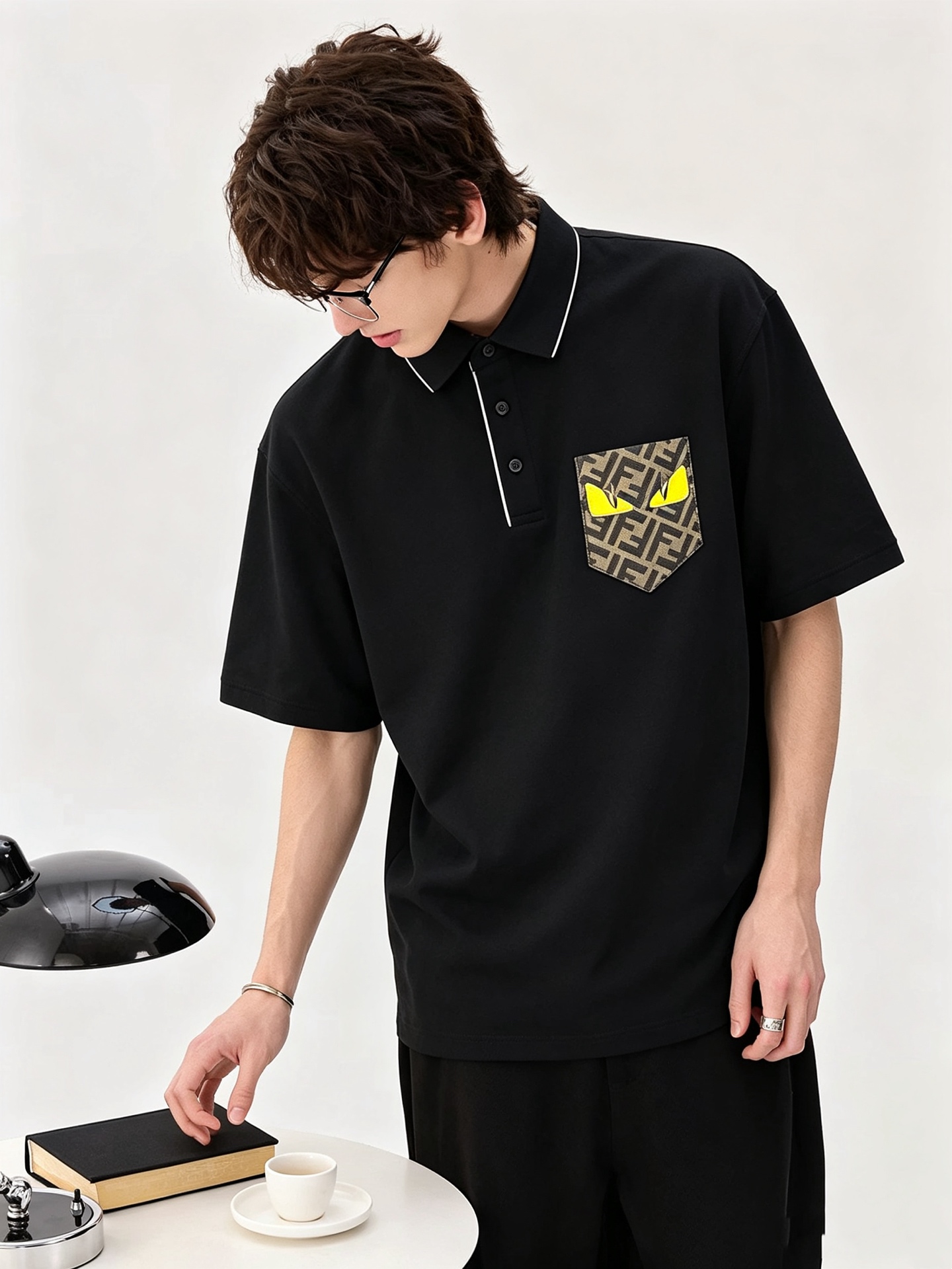 NO:946664,FEN Fen*di 2026 spring and summer new short-sleeved Polo shirt!  The clean version is versatile and has no age limit, and the Galeries Lafayette logo pattern on the chest is designed with craftsmanship!  Whether you are mature or like trendy and well-matched, it is a must-have item for boys' wardrobe, whether it is worn with a jacket or worn alone in summer. The mesh piqué cotton is more delicate, breathable and sweat-absorbent. It has a stylish upper body and a great fit. The clothes are tall and stylish, which distinguishes low-end junk. The collar will collapse without washing. Sizes M-3XL,, fendi, jackets & coats, jackets & coats, T-shirt,19860909FEN 芬*迪2026春夏新款短袖Polo衫！净版百搭不限制年龄,胸前老佛爷logo图案工艺设计！无论你是轻熟还是喜欢潮风搭配妥妥的,男生衣橱必备单品款,无论内搭夹克外套,还是夏季单独穿都可以,网状珠地棉更细腻透气吸汗,上身有型并且贴服感受非常棒,衣服挺拔有型区别低端渣货,不会洗洗领子就塌了. 尺码M-3XL,,fendi,jackets & coats,jackets & coats,T-shirt,,Men's clothing