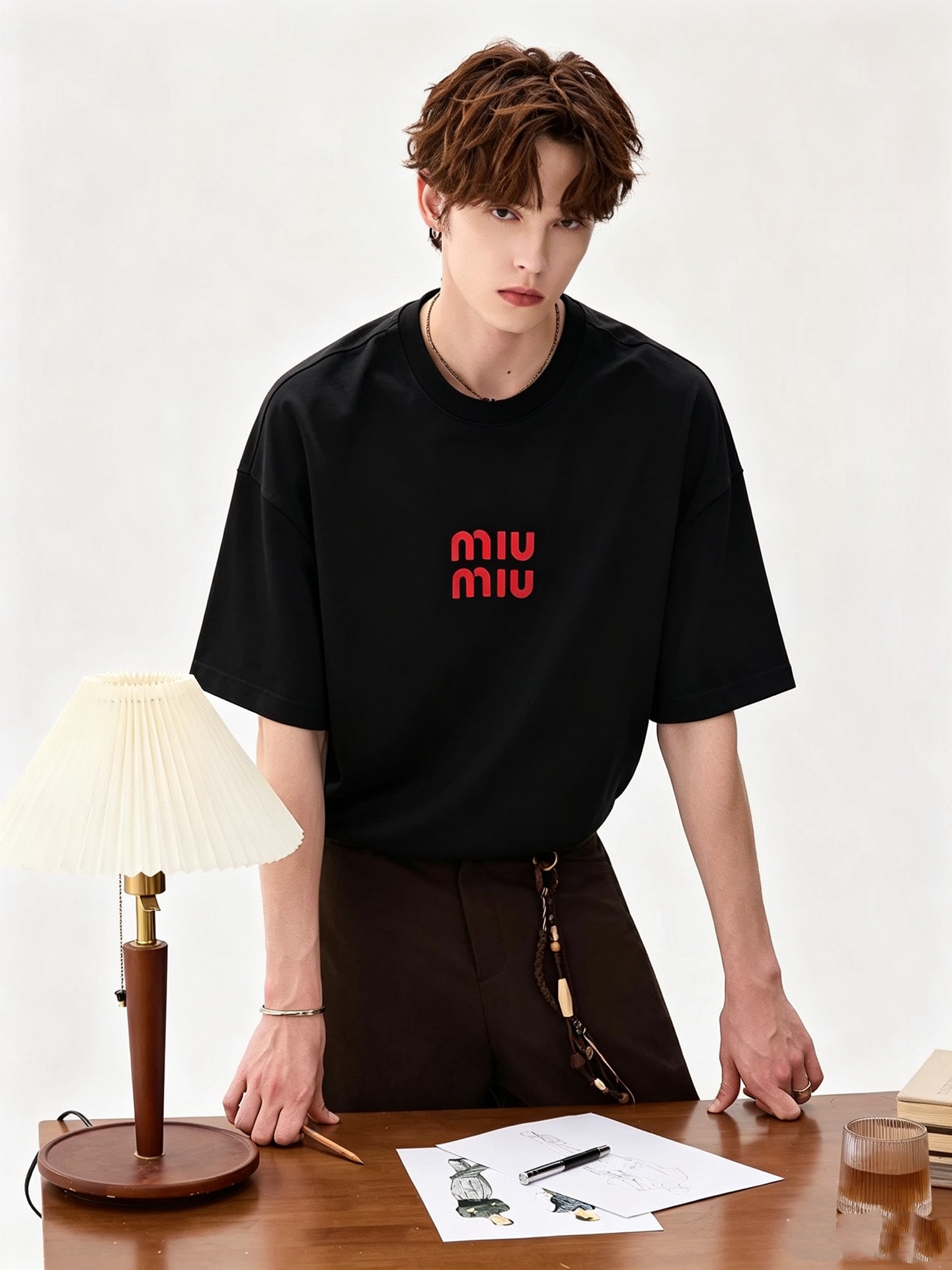 NO:946649,MIUMIU 2026 spring and summer new short-sleeved T-shirt for men and women, the brand's latest design elements!  It’s neither monotonous nor complicated, just the right amount to show off your taste!  Top quality laminated logo design for customers!  Comfortable, sweat-absorbent and breathable are not a problem at all. The unique luxury feel of the fabric presents a simple and elegant temperament!  Adhesive logo design on the chest!  Full three-dimensional! Standard cutting design!  Every detail is in sync with high-end fashion. Sizes: M-2XL, miumiu, T-shirt, tees, t-shirt,19860909MIUMIU 谬谬2026春夏新款男女同款短袖T恤,品牌最新设计元素！既不单调也不复杂,恰到好处的展现品味！客供顶级压胶logo设计！舒适吸汗透气根本不在话下,面料独具的高奢感呈现简约优雅气质！胸前logo压胶设计！饱满立体!标准裁剪设计！每一处细节都是与高端时尚同步的体现.尺码:M-2XL,,miumiu,T-shirt,tees，t-shirt,,Men's clothing