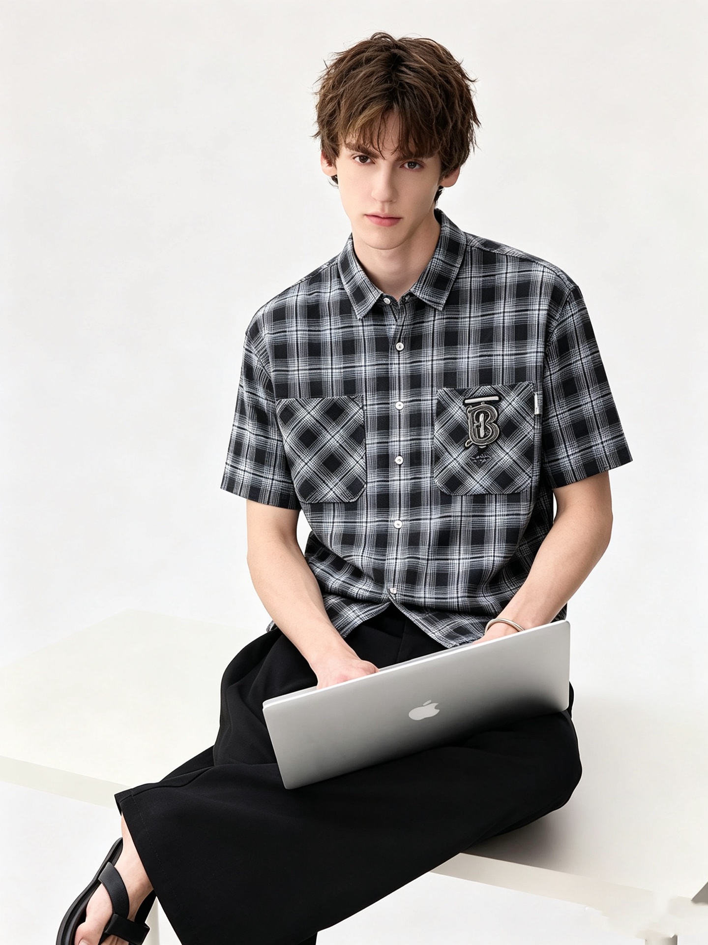 NO:946766,Bur*erry 2026 spring and summer new men's plaid shirt, the brand's latest design elements!  It’s neither monotonous nor complicated, just the right amount to show off your taste!  Chest logo badge design!  Customized poplin cotton fabric for customers!  Comfortable, sweat-absorbent and breathable are not a problem at all. The unique luxury feel of the fabric presents a simple and elegant temperament!  Full three-dimensional! Standard cutting design!  Every detail is in sync with high-end fashion. Sizes: M-4XL, burberry,19860909Bur*erry 巴*莉 2026春夏新款男士格子衬衣,品牌最新设计元素！既不单调也不复杂,恰到好处的展现品味！胸前logo徽章设计！客供定制府绸棉面料！舒适吸汗透气根本不在话下,面料独具的高奢感呈现简约优雅气质！饱满立体!标准裁剪设计！每一处细节都是与高端时尚同步的体现.尺码:M-4XL,,burberry,,Men's clothing