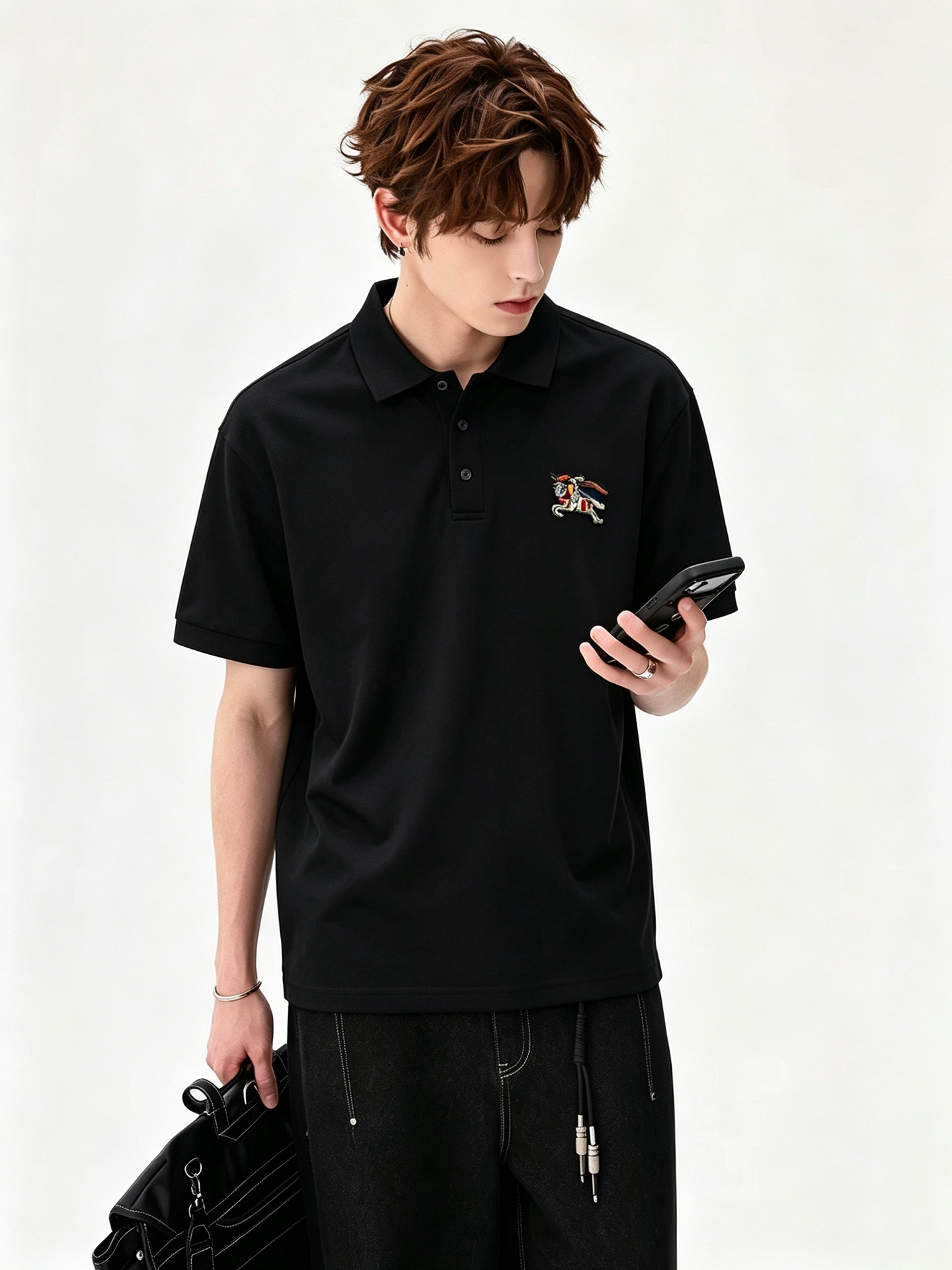 NO:953626,Bur*erry 2026 spring and summer new men's short-sleeved Polo shirt, the brand's latest design elements!  It’s neither monotonous nor complicated, just the right amount to show off your taste!  Customer-supplied top-quality customized pique cotton fabrics!  Comfortable, sweat-absorbent and breathable are not a problem at all. The unique luxury feel of the fabric presents a simple and elegant temperament!  Logo pattern flocking design on the chest!  Full three-dimensional! Standard cutting design!  Every detail is in sync with high-end fashion. Sizes: M-3XL, burberry, T-shirt,19860909Bur*erry 巴*莉 2026春夏新款男士短袖Polo衫,品牌最新设计元素！既不单调也不复杂,恰到好处的展现品味！客供顶级定制珠地棉面料！舒适吸汗透气根本不在话下,面料独具的高奢感呈现简约优雅气质！胸前logo图案植绒设计！饱满立体!标准裁剪设计！每一处细节都是与高端时尚同步的体现.尺码:M-3XL,,burberry,T-shirt,,Men's clothing