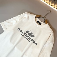 BALENCI*GA巴黎*家 2026春夏新款男女同款👫短袖T恤!走秀图案印花时尚休闲短袖T恤衫!设计logo压胶设计! BALENCI*GA巴黎*家 2026春夏新款男女同款👫短袖T恤!走秀图案印花时尚休闲短袖T恤衫!设计logo压胶设计!