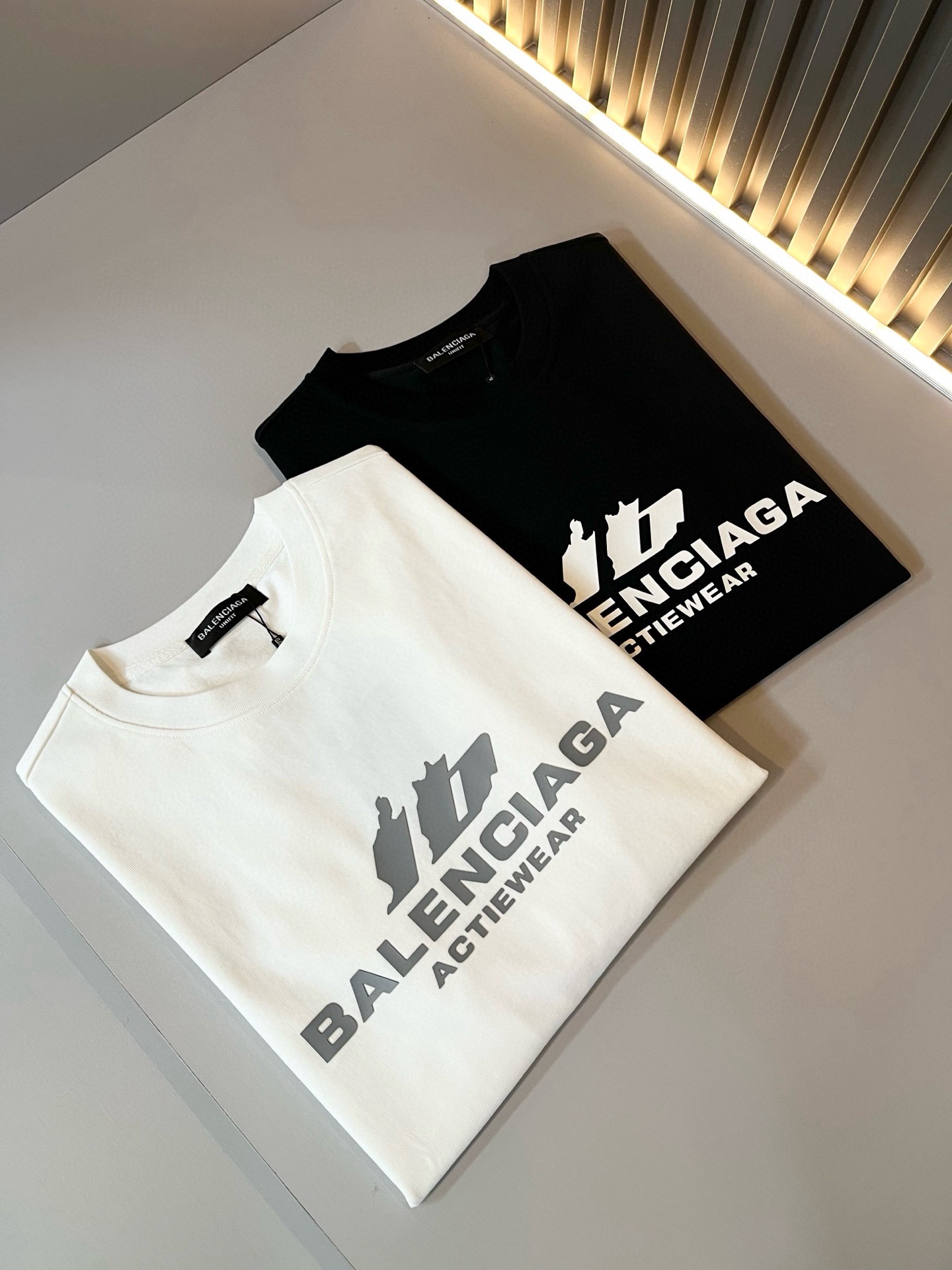 BALENCI*GA巴黎*家 2026春夏新款男女同款👫短袖T恤！走秀图案印花时尚休闲短袖T恤衫！设计logo压胶设计！
