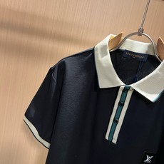 Louis Vuit*on路易*登2026春夏新款短袖Polo衫,最新工艺时尚元素设计理念!胸前logo徽章设计!款式穿 Louis Vuit*on路易*登2026春夏新款短袖Polo衫,最新工艺时尚元素设计理念!胸前logo徽章设计!款式穿