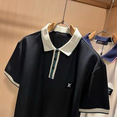 Louis Vuit*on路易*登2026春夏新款短袖Polo衫,最新工艺时尚元素设计理念!胸前logo徽章设计!款式穿 Louis Vuit*on路易*登2026春夏新款短袖Polo衫,最新工艺时尚元素设计理念!胸前logo徽章设计!款式穿