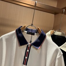 Louis Vuit*on路易*登2026春夏新款短袖Polo衫,最新工艺时尚元素设计理念!胸前logo徽章设计!款式穿 Louis Vuit*on路易*登2026春夏新款短袖Polo衫,最新工艺时尚元素设计理念!胸前logo徽章设计!款式穿