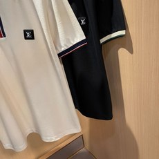 Louis Vuit*on路易*登2026春夏新款短袖Polo衫,最新工艺时尚元素设计理念!胸前logo徽章设计!款式穿 Louis Vuit*on路易*登2026春夏新款短袖Polo衫,最新工艺时尚元素设计理念!胸前logo徽章设计!款式穿