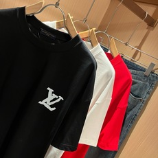 LouisVuitt*路易*登 2026春夏全新系列单品上线,非常时髦前卫的一款男女同款短袖T恤,标识logo图案印花修 LouisVuitt*路易*登 2026春夏全新系列单品上线,非常时髦前卫的一款男女同款短袖T恤,标识logo图案印花修