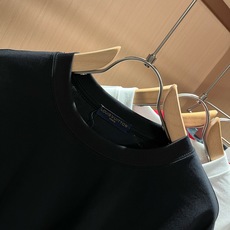 LouisVuitt*路易*登 2026春夏全新系列单品上线,非常时髦前卫的一款男女同款短袖T恤,标识logo图案印花修 LouisVuitt*路易*登 2026春夏全新系列单品上线,非常时髦前卫的一款男女同款短袖T恤,标识logo图案印花修