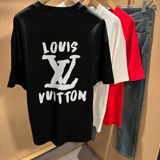 LouisVuitt*路易*登 2026春夏全新系列单品上线,非常时髦前卫的一款男女同款短袖T恤,标识logo图案印花修 LouisVuitt*路易*登 2026春夏全新系列单品上线,非常时髦前卫的一款男女同款短袖T恤,标识logo图案印花修