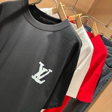 LouisVuitt*路易*登 2026春夏全新系列单品上线,非常时髦前卫的一款男女同款短袖T恤,标识logo图案印花修 LouisVuitt*路易*登 2026春夏全新系列单品上线,非常时髦前卫的一款男女同款短袖T恤,标识logo图案印花修