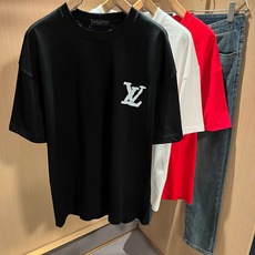 LouisVuitt*路易*登 2026春夏全新系列单品上线,非常时髦前卫的一款男女同款短袖T恤,标识logo图案印花修 LouisVuitt*路易*登 2026春夏全新系列单品上线,非常时髦前卫的一款男女同款短袖T恤,标识logo图案印花修