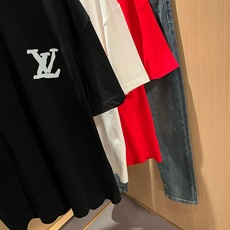 LouisVuitt*路易*登 2026春夏全新系列单品上线,非常时髦前卫的一款男女同款短袖T恤,标识logo图案印花修 LouisVuitt*路易*登 2026春夏全新系列单品上线,非常时髦前卫的一款男女同款短袖T恤,标识logo图案印花修
