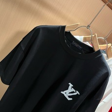 LouisVuitt*路易*登 2026春夏全新系列单品上线,非常时髦前卫的一款男女同款短袖T恤,标识logo图案印花修 LouisVuitt*路易*登 2026春夏全新系列单品上线,非常时髦前卫的一款男女同款短袖T恤,标识logo图案印花修