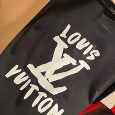 LouisVuitt*路易*登 2026春夏全新系列单品上线,非常时髦前卫的一款男女同款短袖T恤,标识logo图案印花修 LouisVuitt*路易*登 2026春夏全新系列单品上线,非常时髦前卫的一款男女同款短袖T恤,标识logo图案印花修