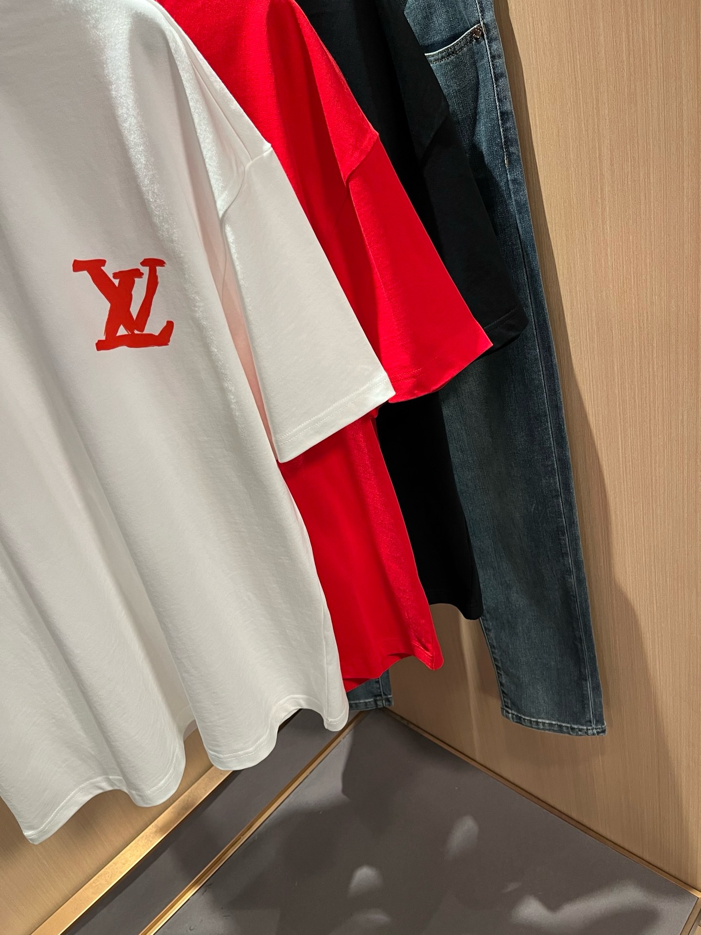 LouisVuitt*路易*登 2026春夏全新系列单品上线，非常时髦前卫的一款男女同款短袖T恤，标识logo图案印花修