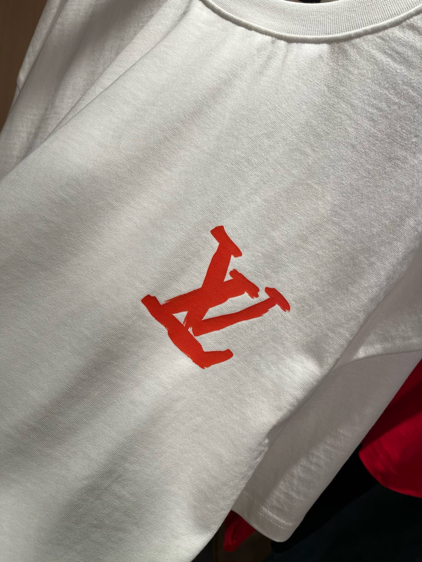 LouisVuitt*路易*登 2026春夏全新系列单品上线，非常时髦前卫的一款男女同款短袖T恤，标识logo图案印花修