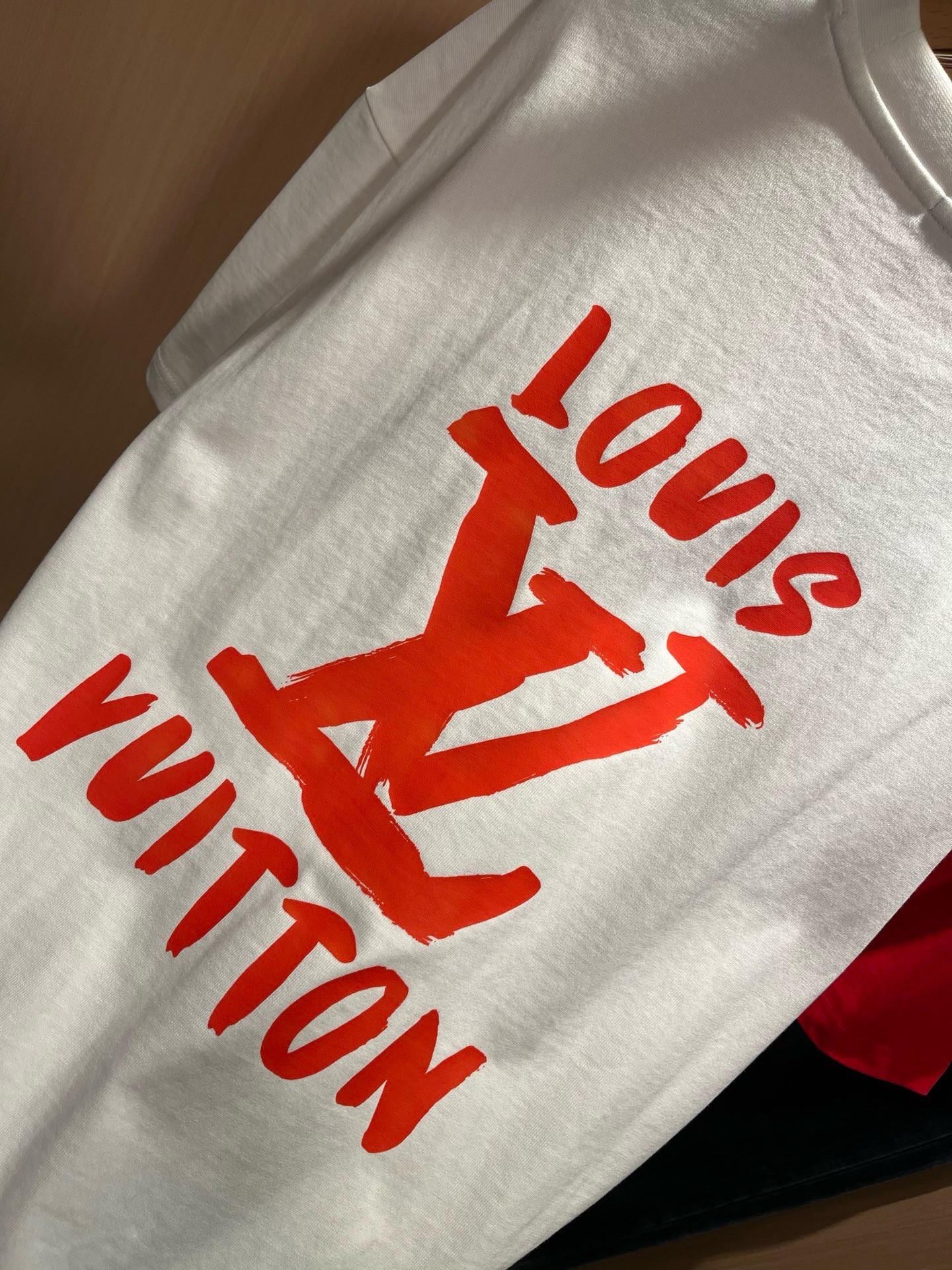 LouisVuitt*路易*登 2026春夏全新系列单品上线，非常时髦前卫的一款男女同款短袖T恤，标识logo图案印花修