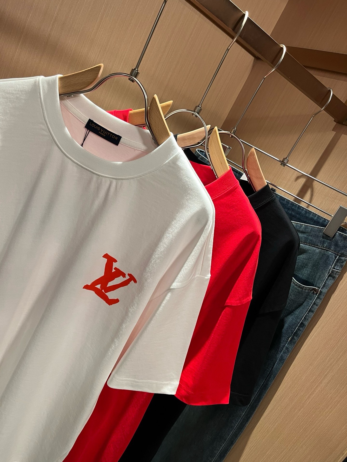 LouisVuitt*路易*登 2026春夏全新系列单品上线，非常时髦前卫的一款男女同款短袖T恤，标识logo图案印花修