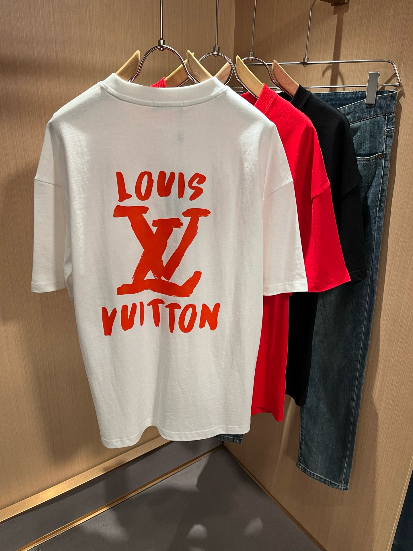 LouisVuitt*路易*登 2026春夏全新系列单品上线，非常时髦前卫的一款男女同款短袖T恤，标识logo图案印花修